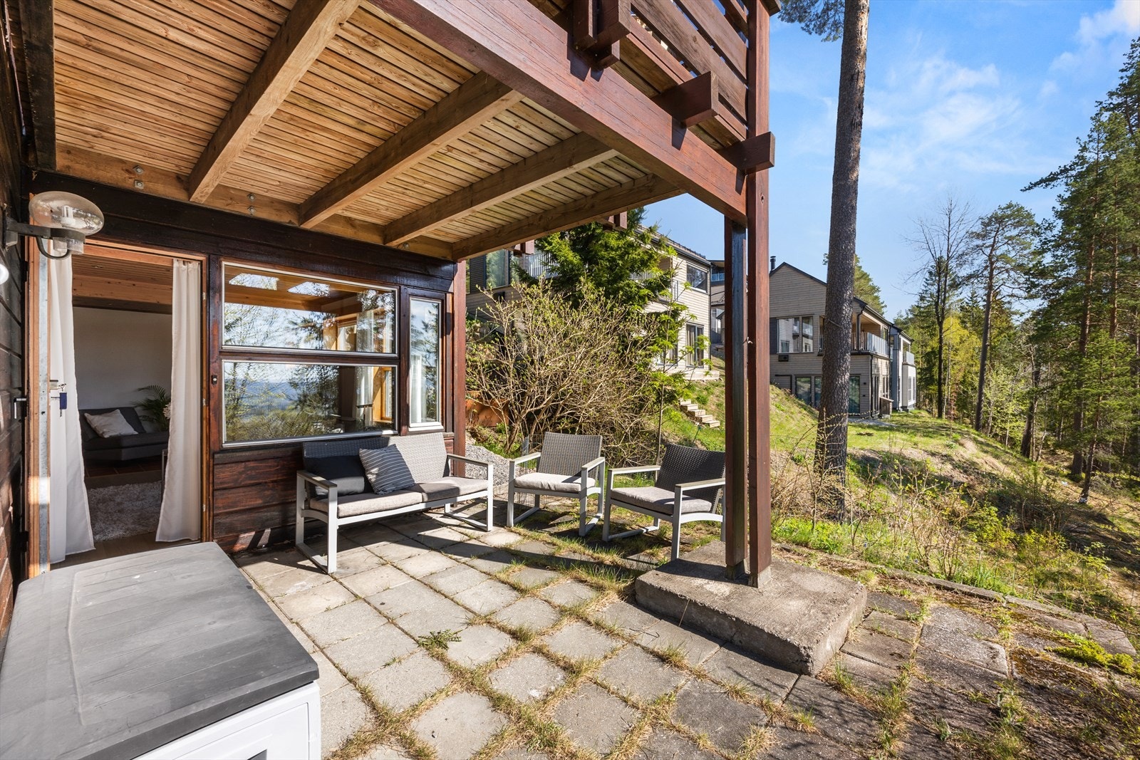 Steinbelagt markterrasse med god plass til sittegruppe og tilhørende møblement. Galleribilde