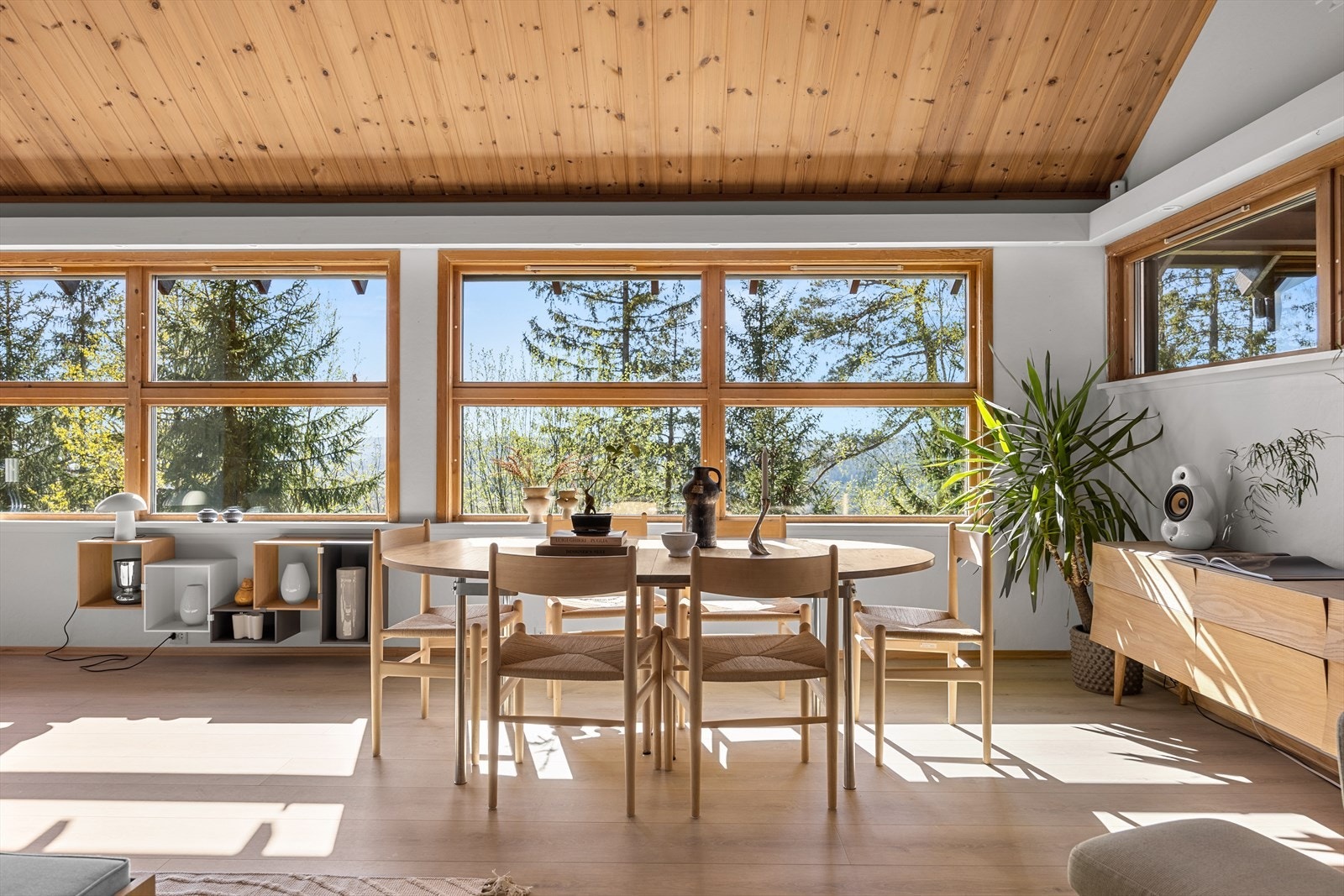Boligen har en spennende planløsning over flere nivåer, med store vindusflater, god takhøyde og en arkitektur som utnytter lys, utsikt og utearealer på en svært god måte. Galleribilde