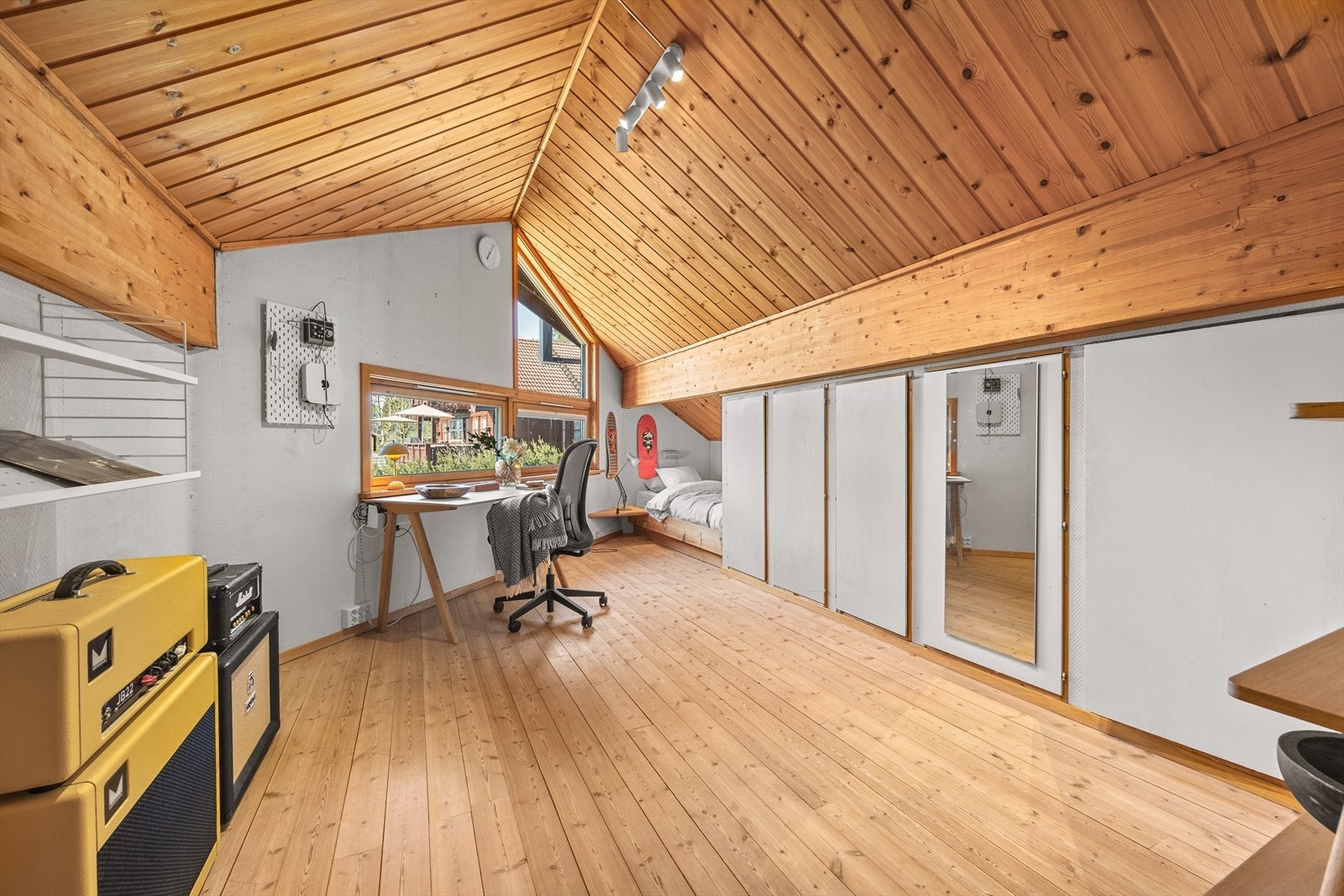 Hemsen har et hyggelig og skjermet soverom som egner seg godt som barnerom, ungdomsrom, gjesterom eller kontor. Galleribilde
