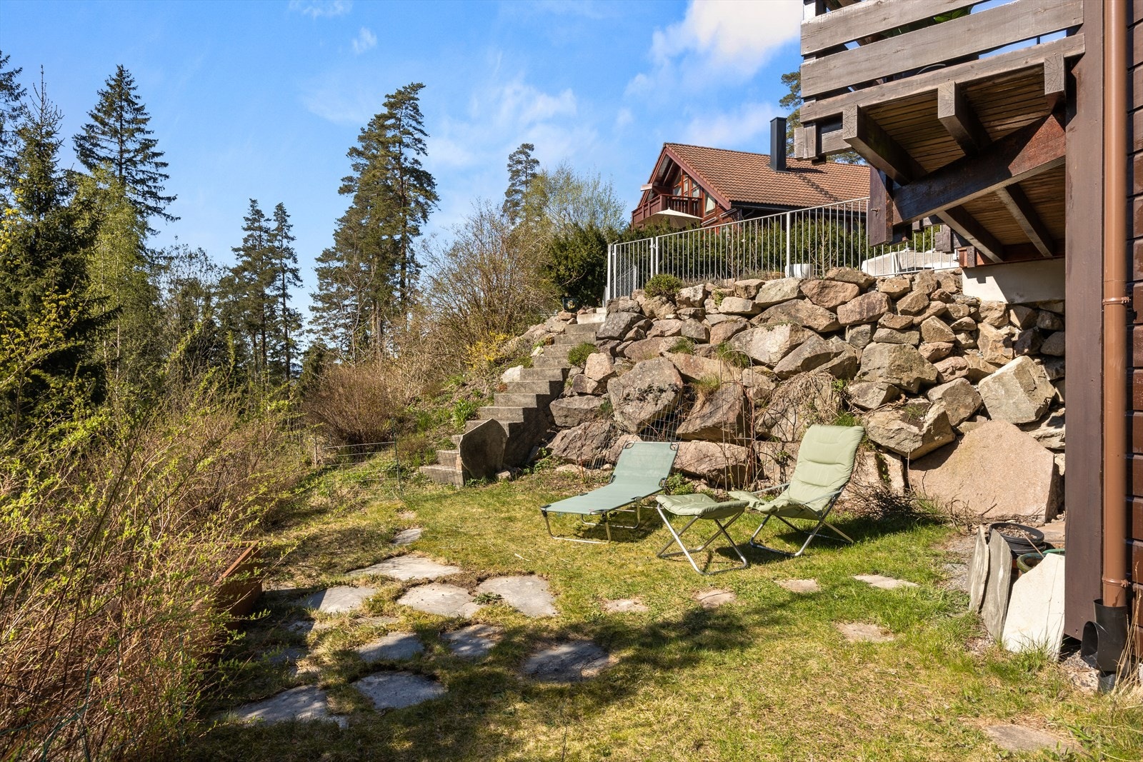 Eiendommen har i tillegg hellelagt markterrasse på nedsiden av boligen og steinbelagt markterrasse. Galleribilde