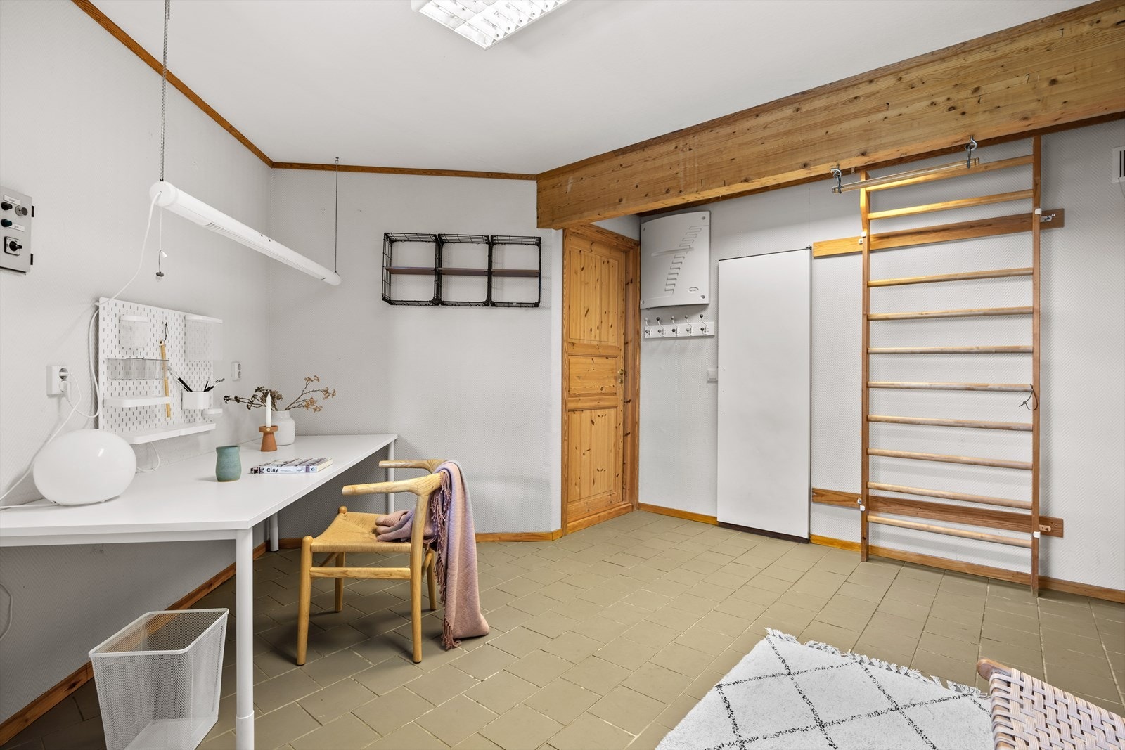 Hobbyrommet er et svært anvendelig rom med mange muligheter. Eventuelt etablere atelier, treningsrom, lekerom, kontor eller hobbyverksted. Her er det videre adkomst til innvendig bod, samt kjølerom. Galleribilde