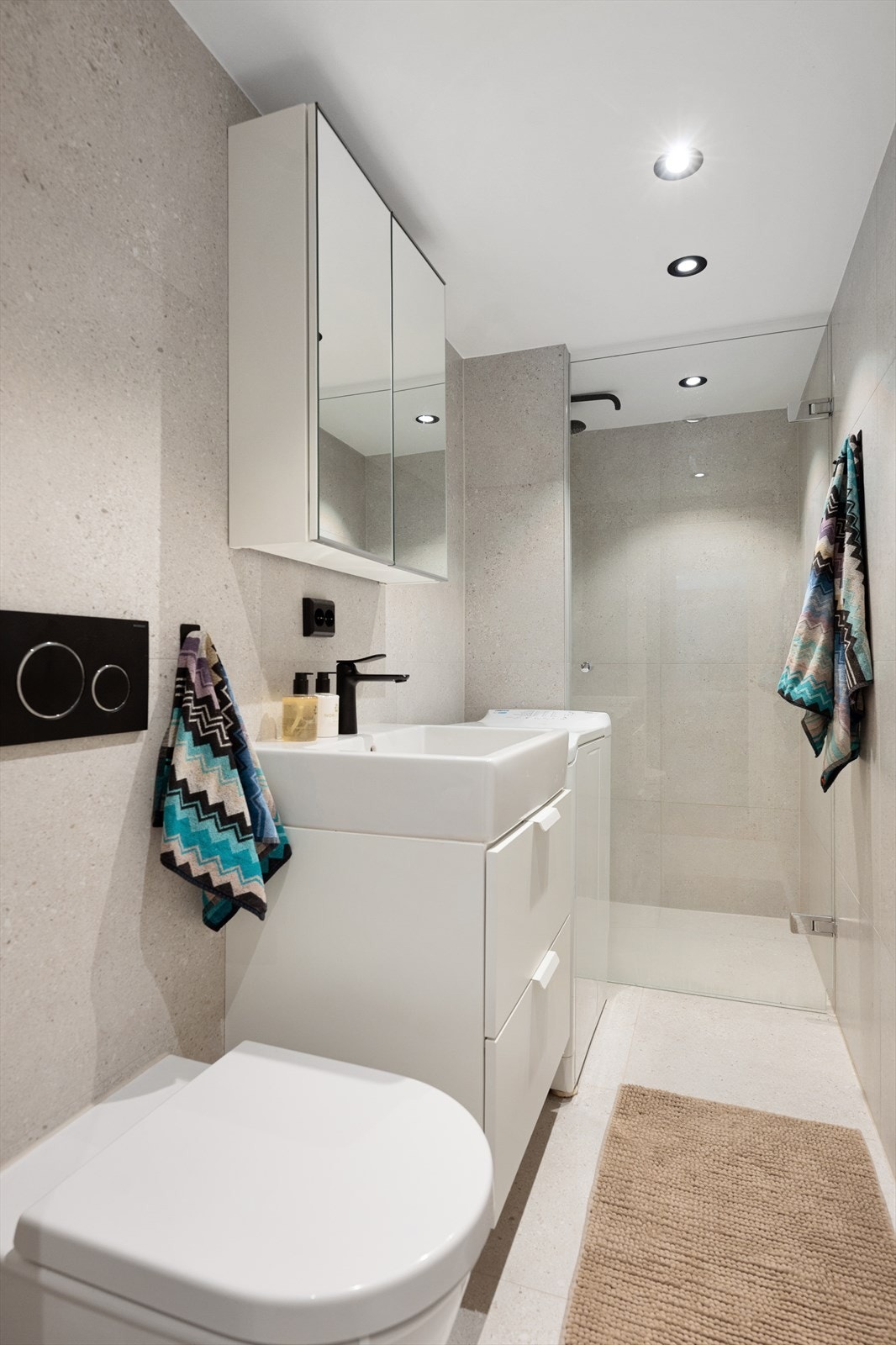 På badet er det toalett og vask fra Duravit, samt delikate fliser kjøpt på Flisekompaniet Galleribilde