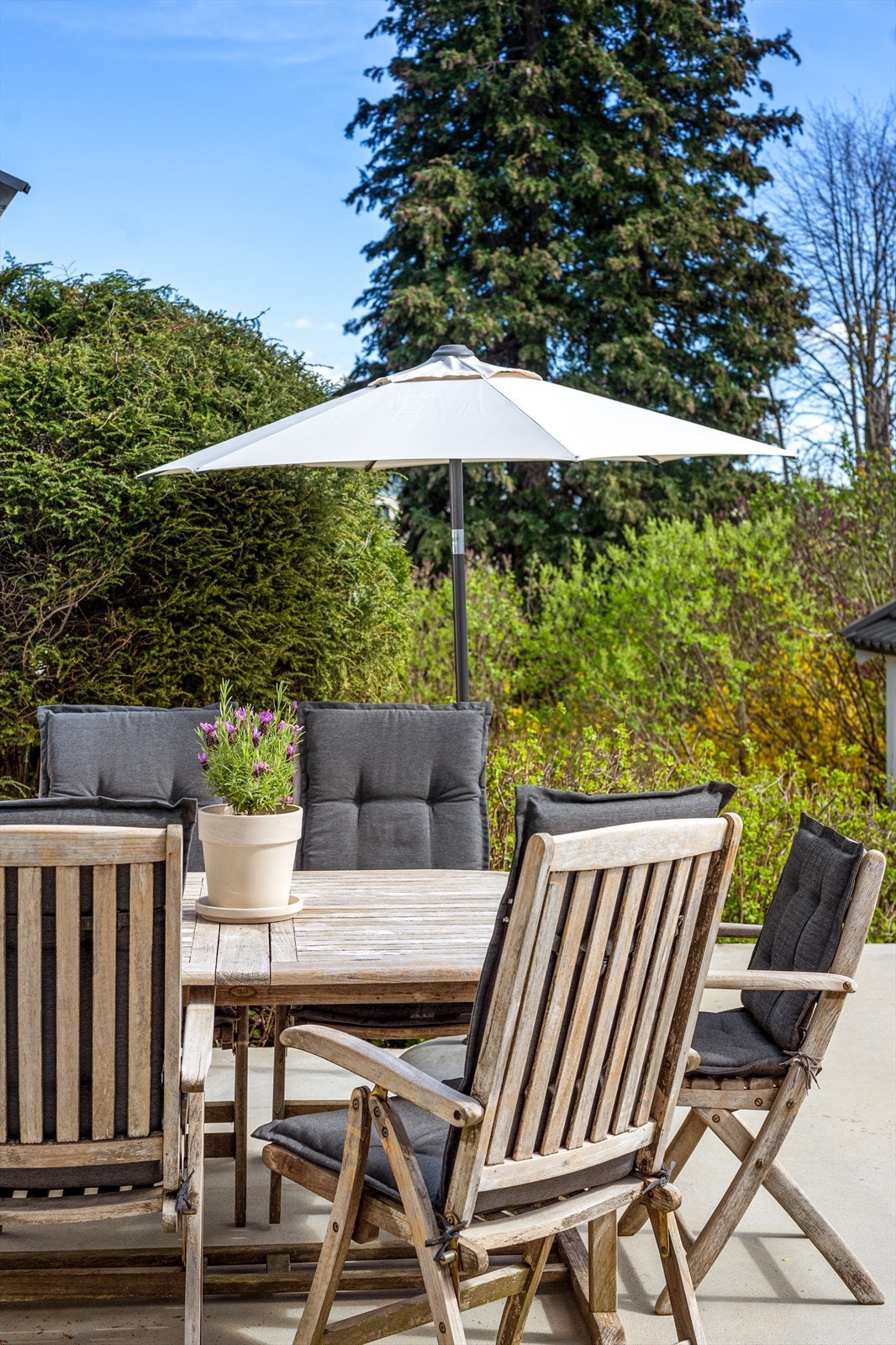 Her er det god plass til utemøbler, grill, blomster e.l. Galleribilde