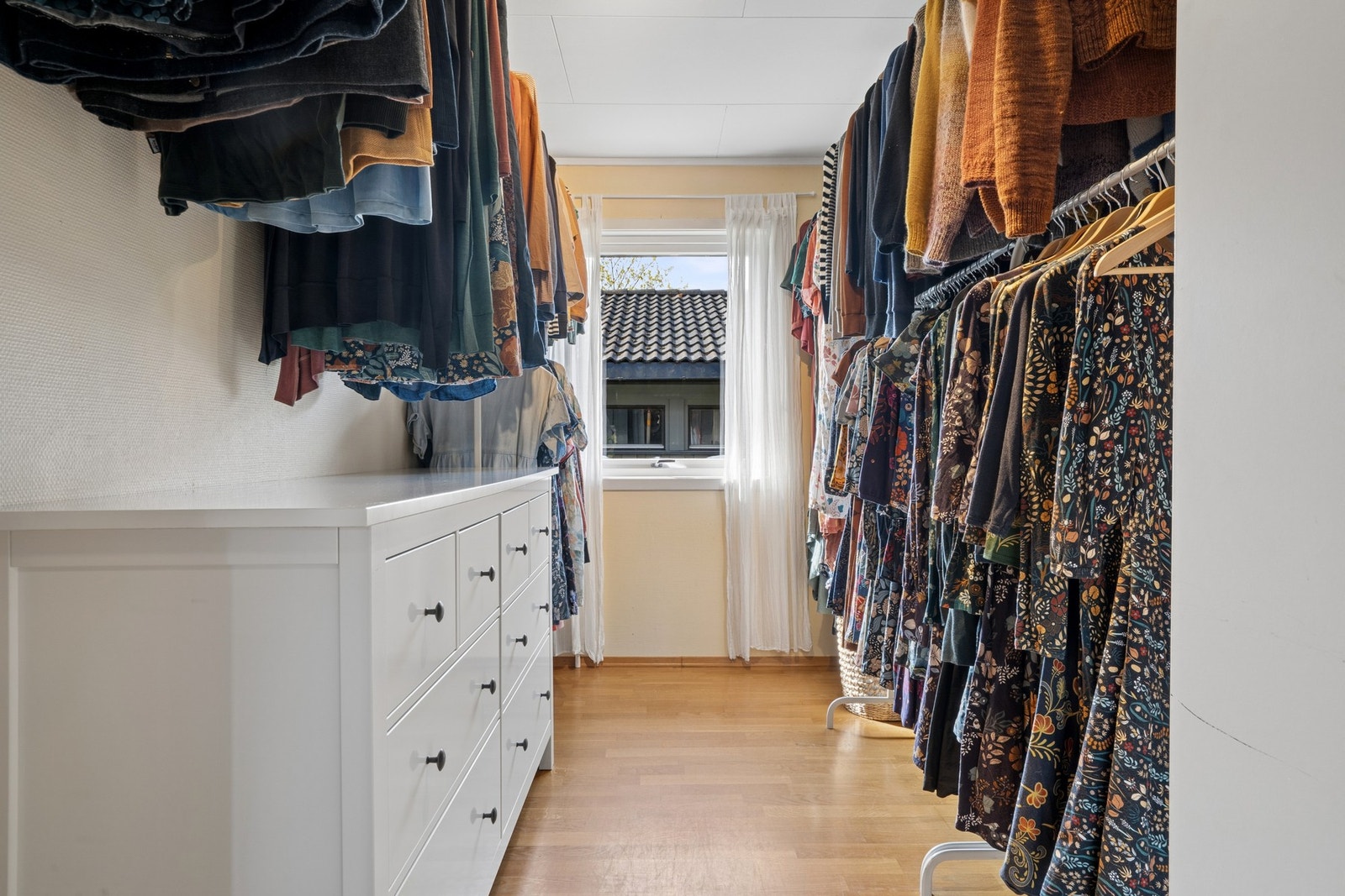 Dette soverommet er i dag blitt brukt som walk-in klesskap. Galleribilde