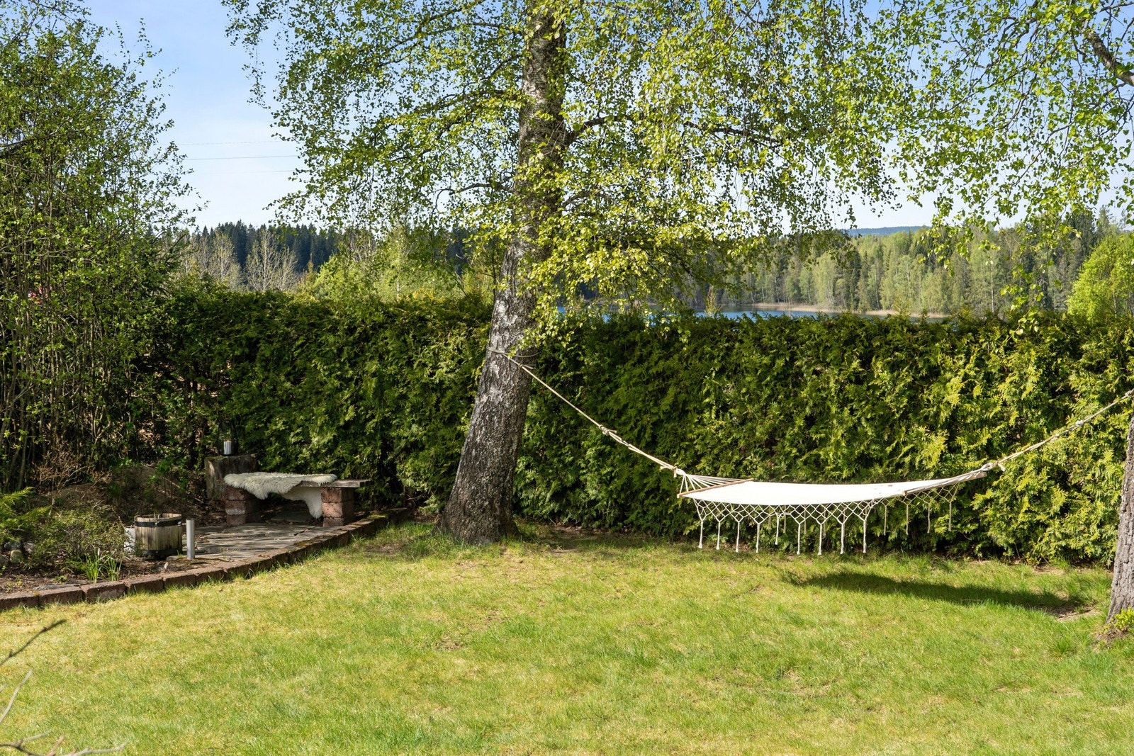 Koselig og skjermet hage med plass til avslapning, lek og moro! Galleribilde