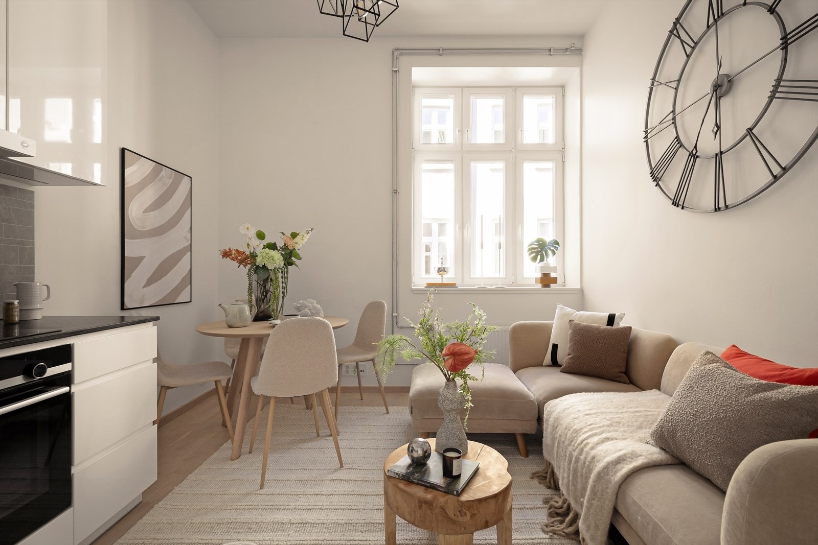 Leiligheten har en gjennomgående god standard fra 2019. Den generøse takhøyden og de store vindusflatene skaper en lys og luftig atmosfære. Galleribilde