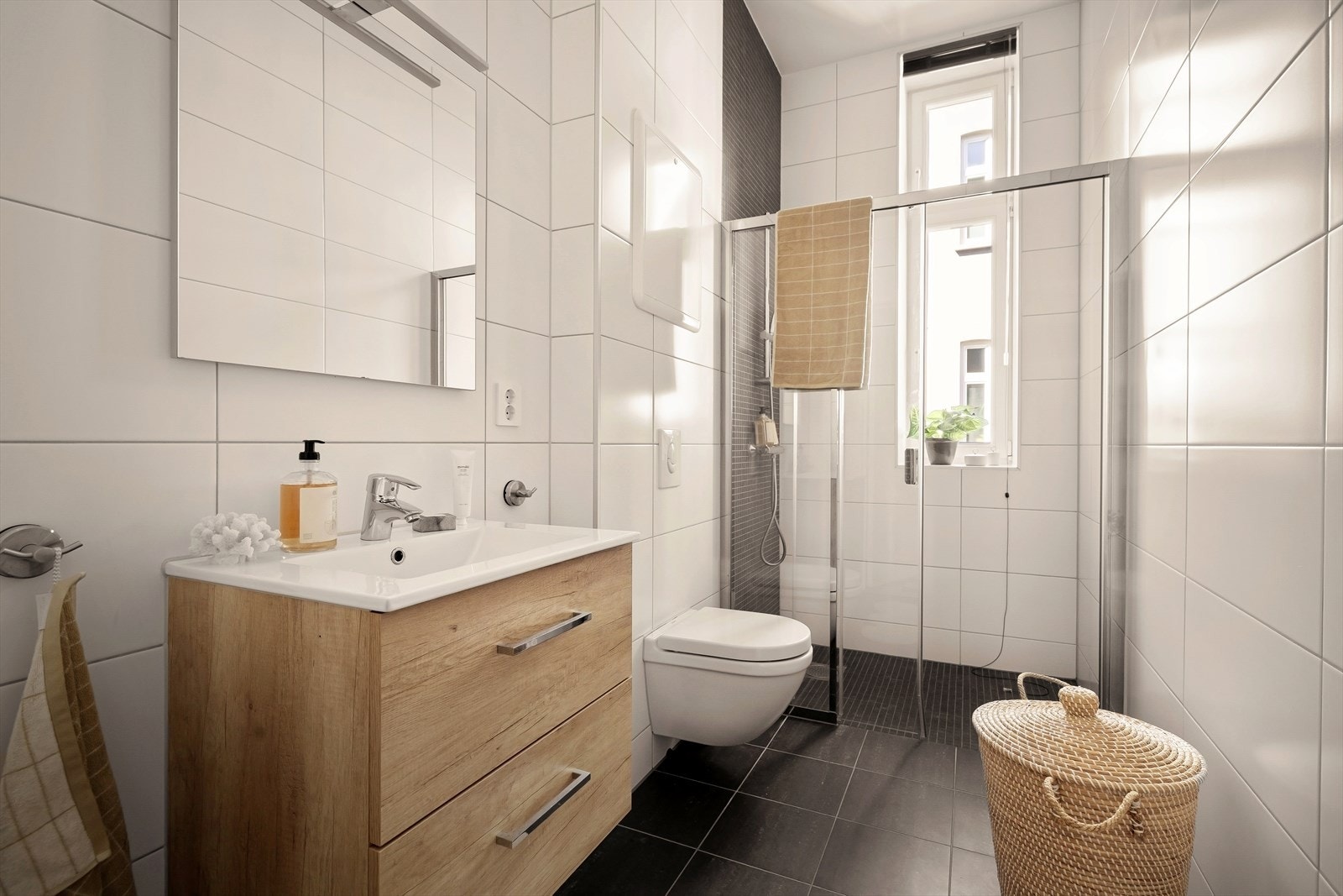 Delikat, flislagt bad oppgradert i forbindelse med bygårdens renovering. Det er elektrisk gulvvarme og downlights i taket. Galleribilde
