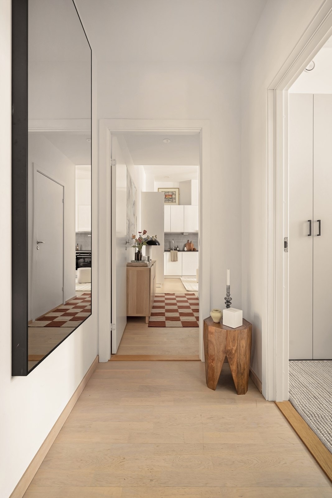 Entréen ønsker velkommen med parkett på gulv og downlights i himling. Galleribilde