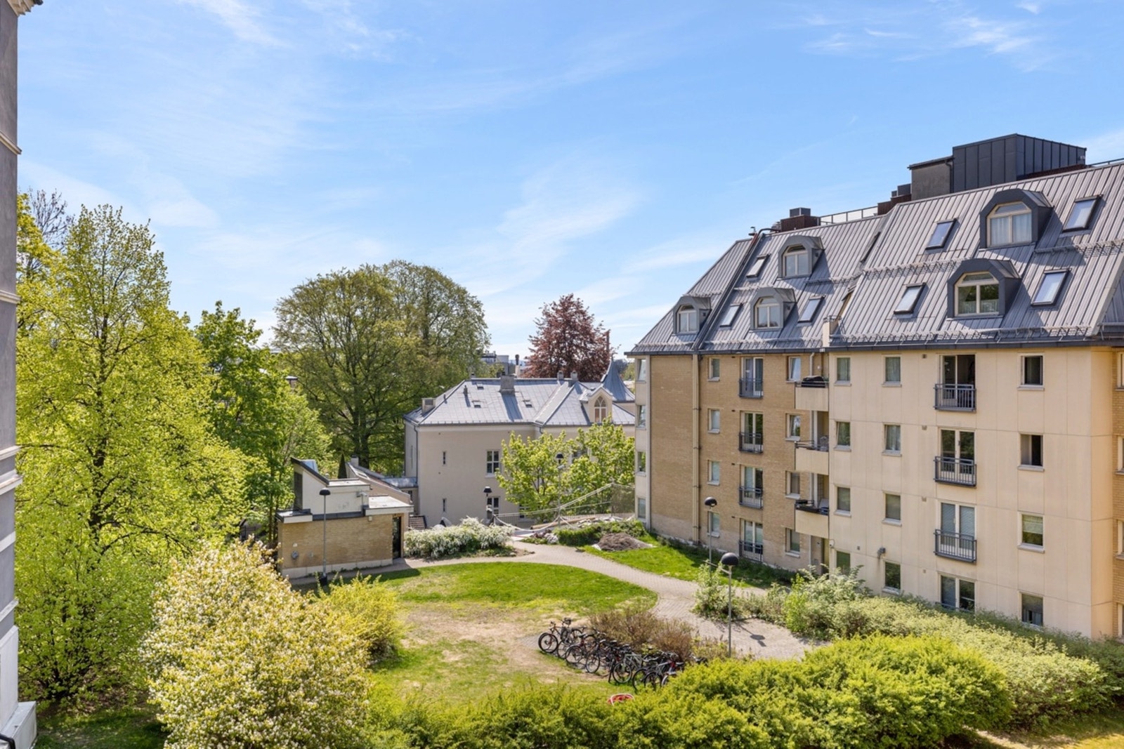 Eldre bilde som viser hvordan bakhagen var tidligere, som gir en indikasjon på hvor fint det var, og det vil nå bli enda penere. Galleribilde