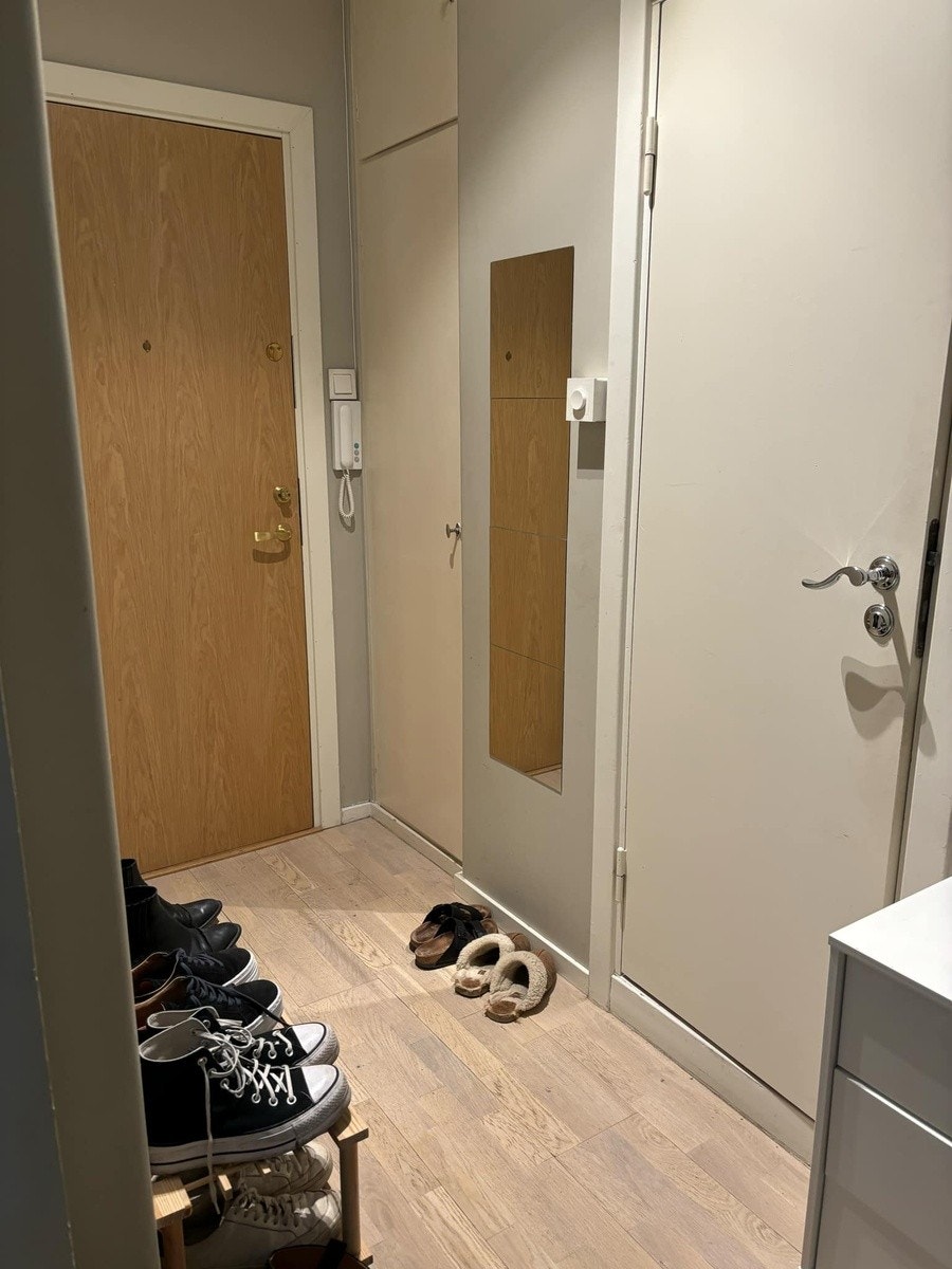 Entréen kommer med to innebygd skap med god plass til oppbevaring. Galleribilde
