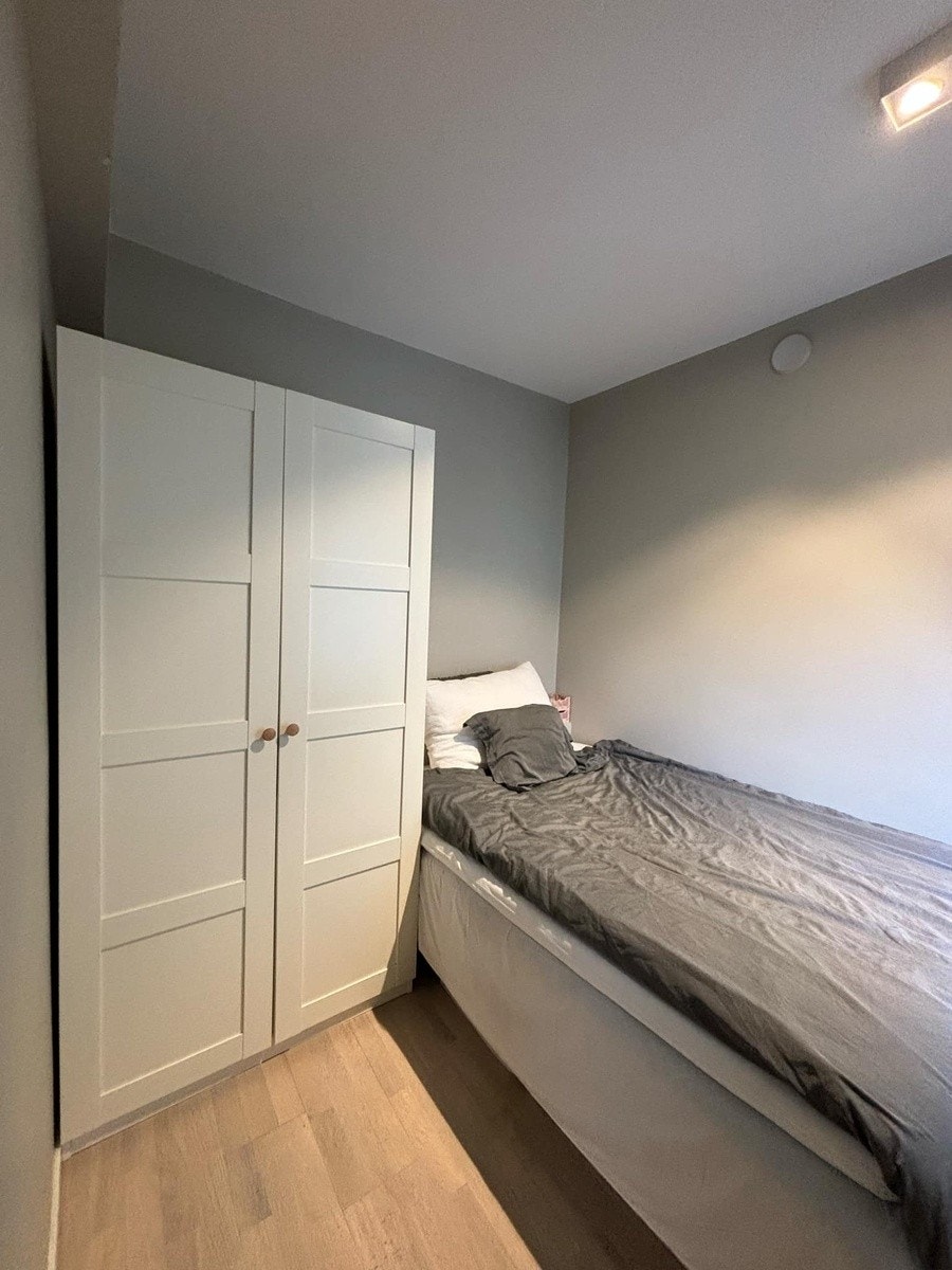 Lyst og behagelig soverom med plass til dobbeltseng, og klesskap. Vender mot bakgården. Galleribilde