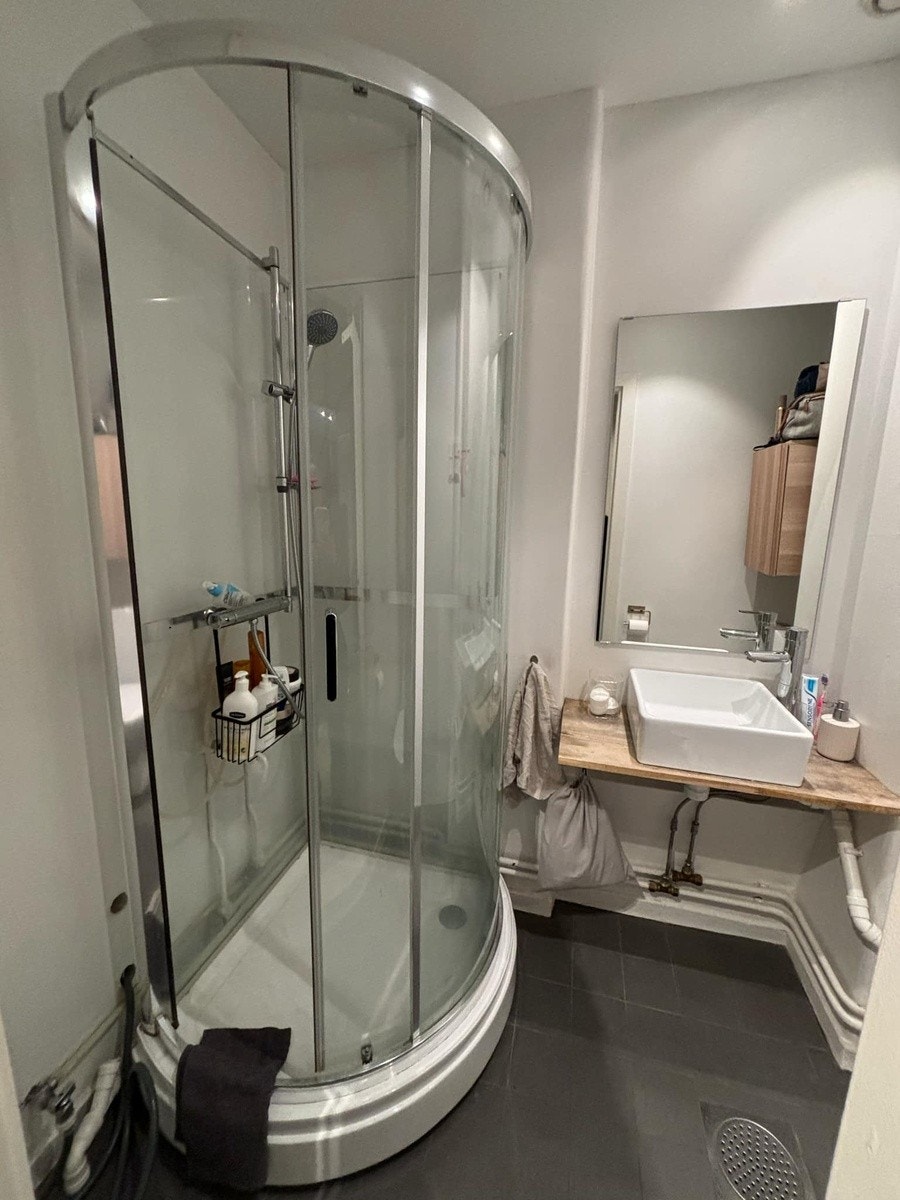 Moderne dusjkabinett på badet. Galleribilde