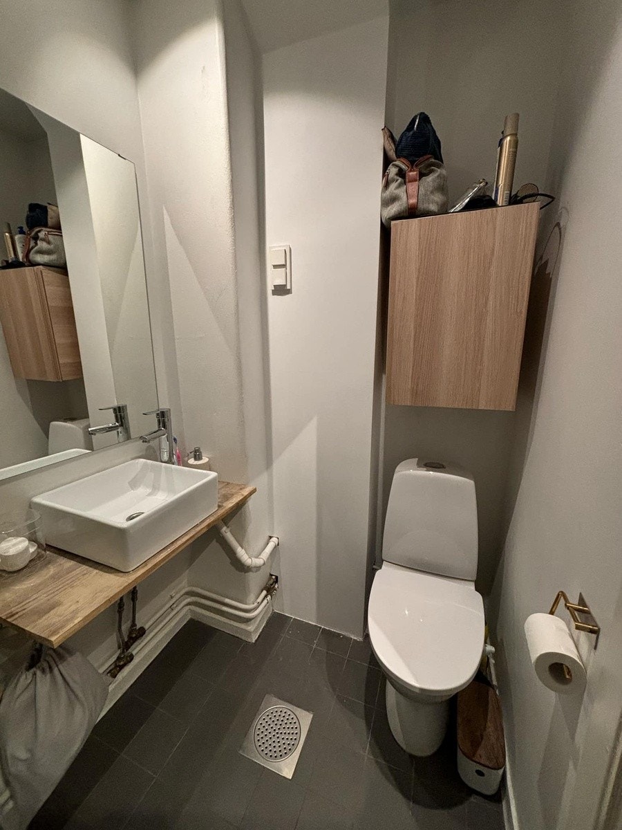 Stilrent og flislagt baderom med varmekabler i gulvet. Galleribilde