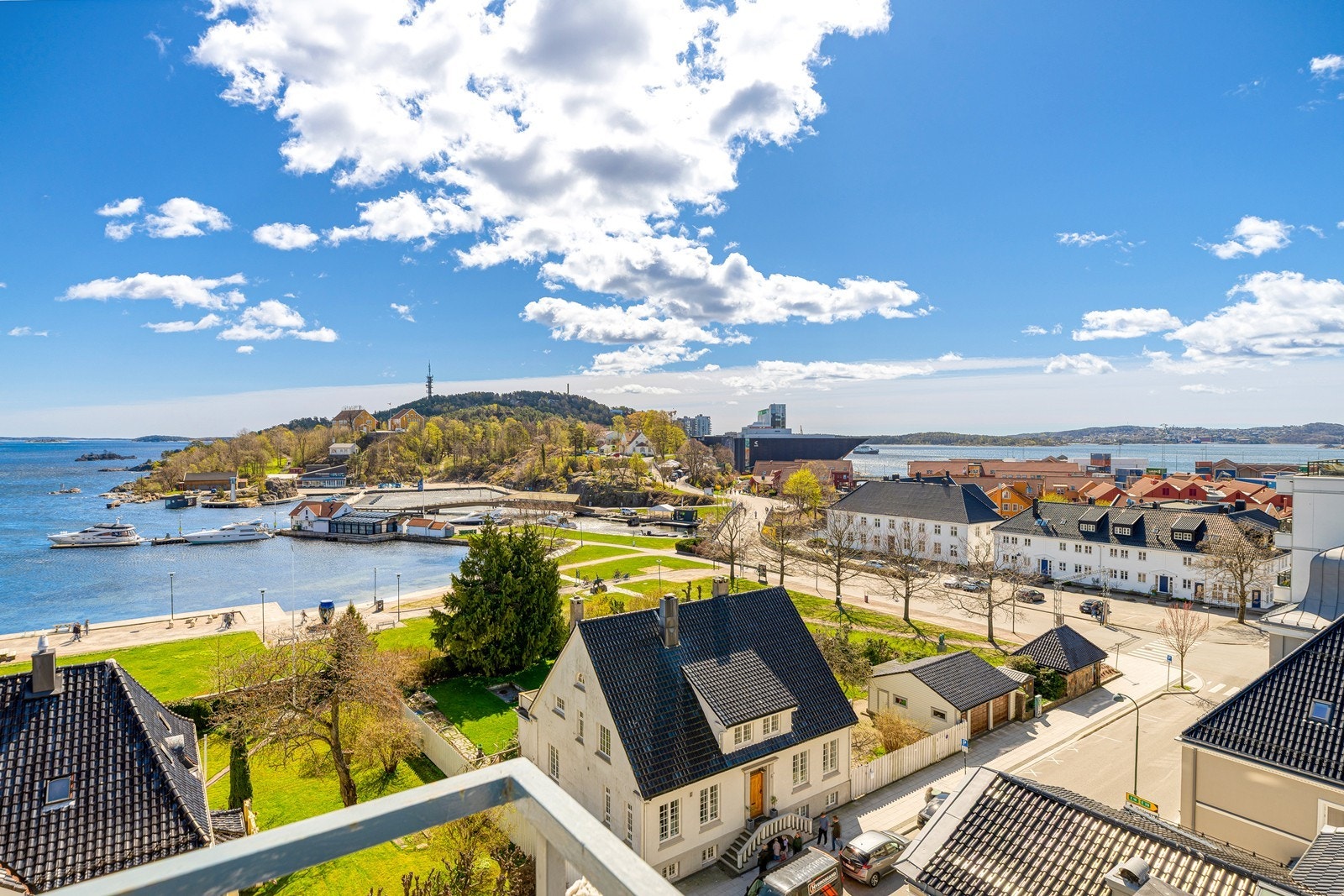 Velkommen til Østre Strandgate 3! Leiligheten er presentert av Andre Sandvik og Simon Aarhus v/Aktiv eiendomsmegling avd. Kristiansand
Foto: Ivars Upe Galleribilde