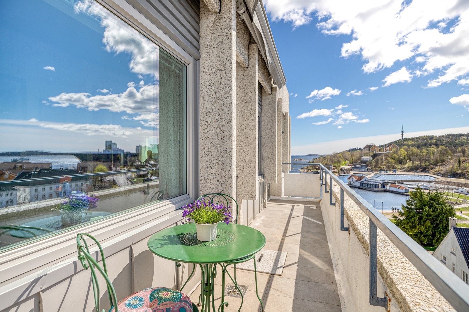 God plass til å innrede med flere sittegrupper, grill, beplantning, m.m. Galleribilde
