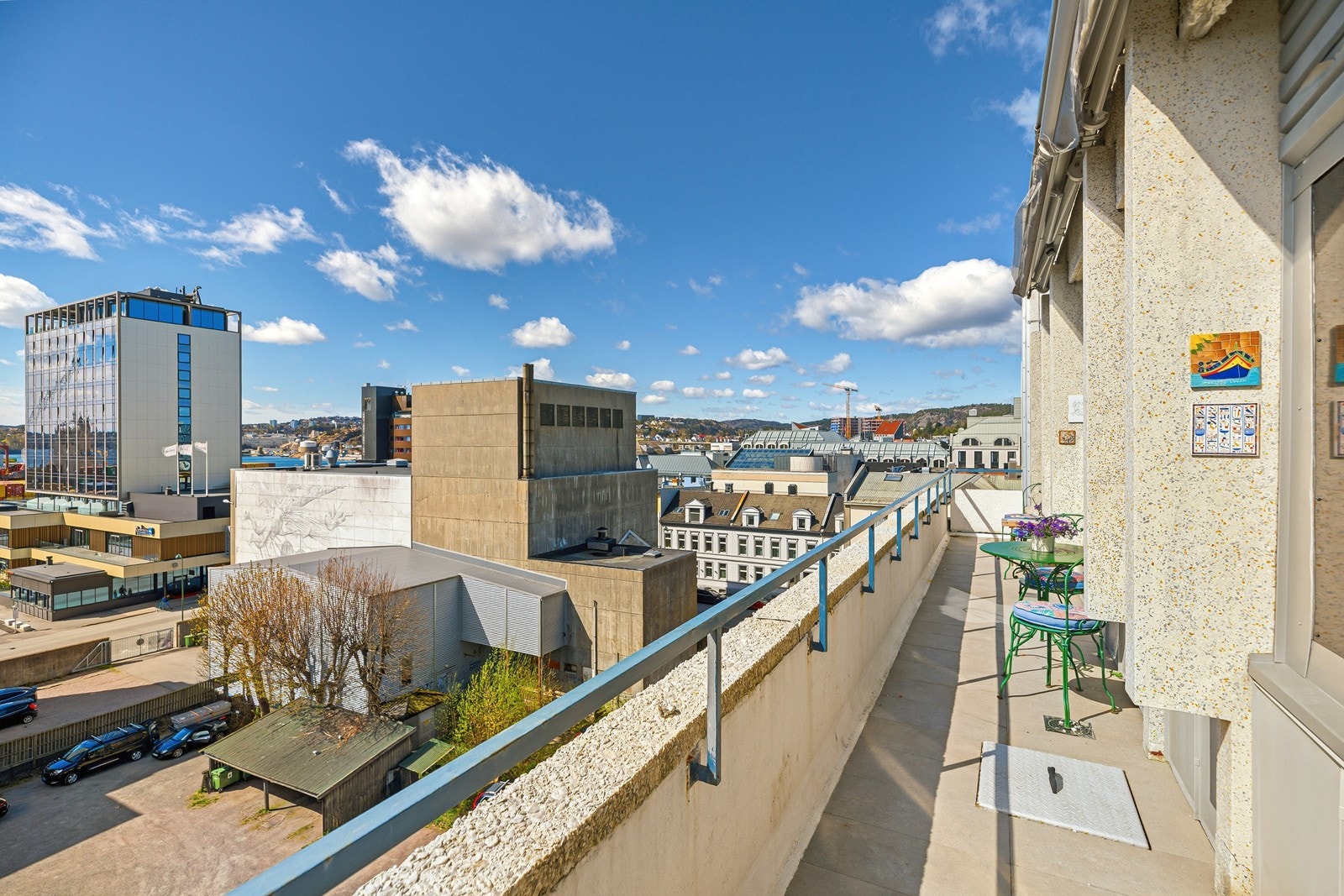 Balkongen er på 13m² og byr på gode solforhold Galleribilde