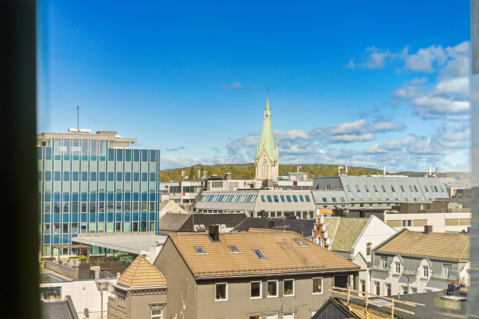 Flott byutsikt fra soverommet Galleribilde