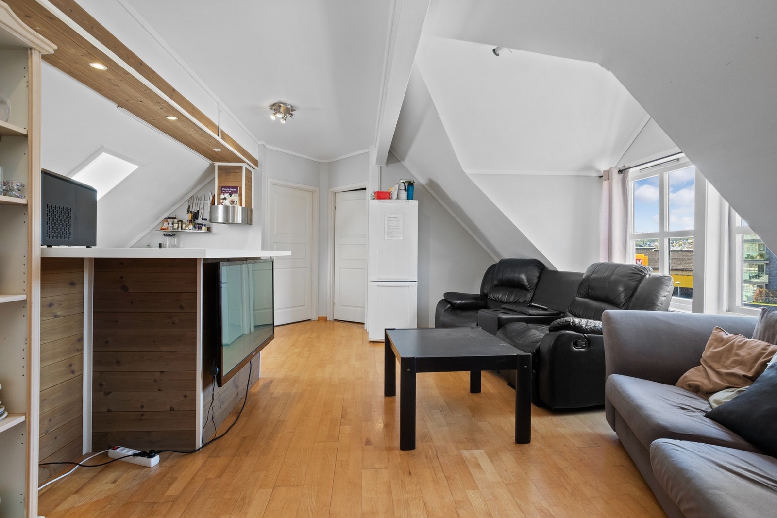 Lys og åpen stue med god plass til både sofa- og spisegruppe. Galleribilde