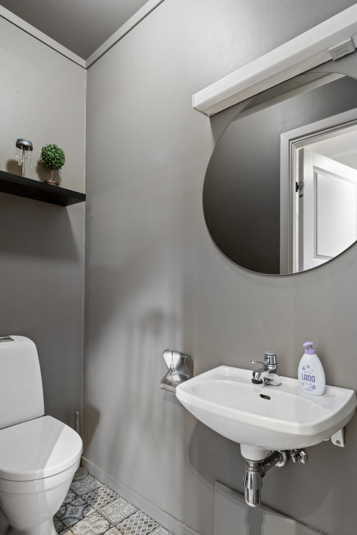 Separat toalettrom med servant og WC. Praktisk løsning som avlaster badet. Galleribilde