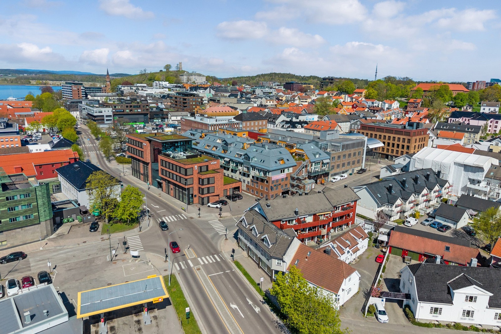 Eiendommen ligger sentralt og attraktivt midt i sentrum av Tønsberg. Fra leiligheten er det kort vei til alle sentrums fasiliteter som butikker, kino, kulturhus, svømmehall og flere idrettsanlegg. Galleribilde