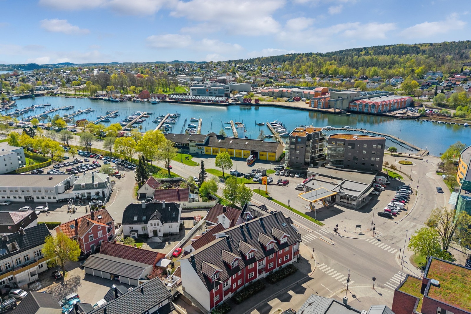 Tønsberg bibliotek ligger rett oppi gaten og den populære With Brød og kaffe ligger i umiddelbar nærhet. Galleribilde