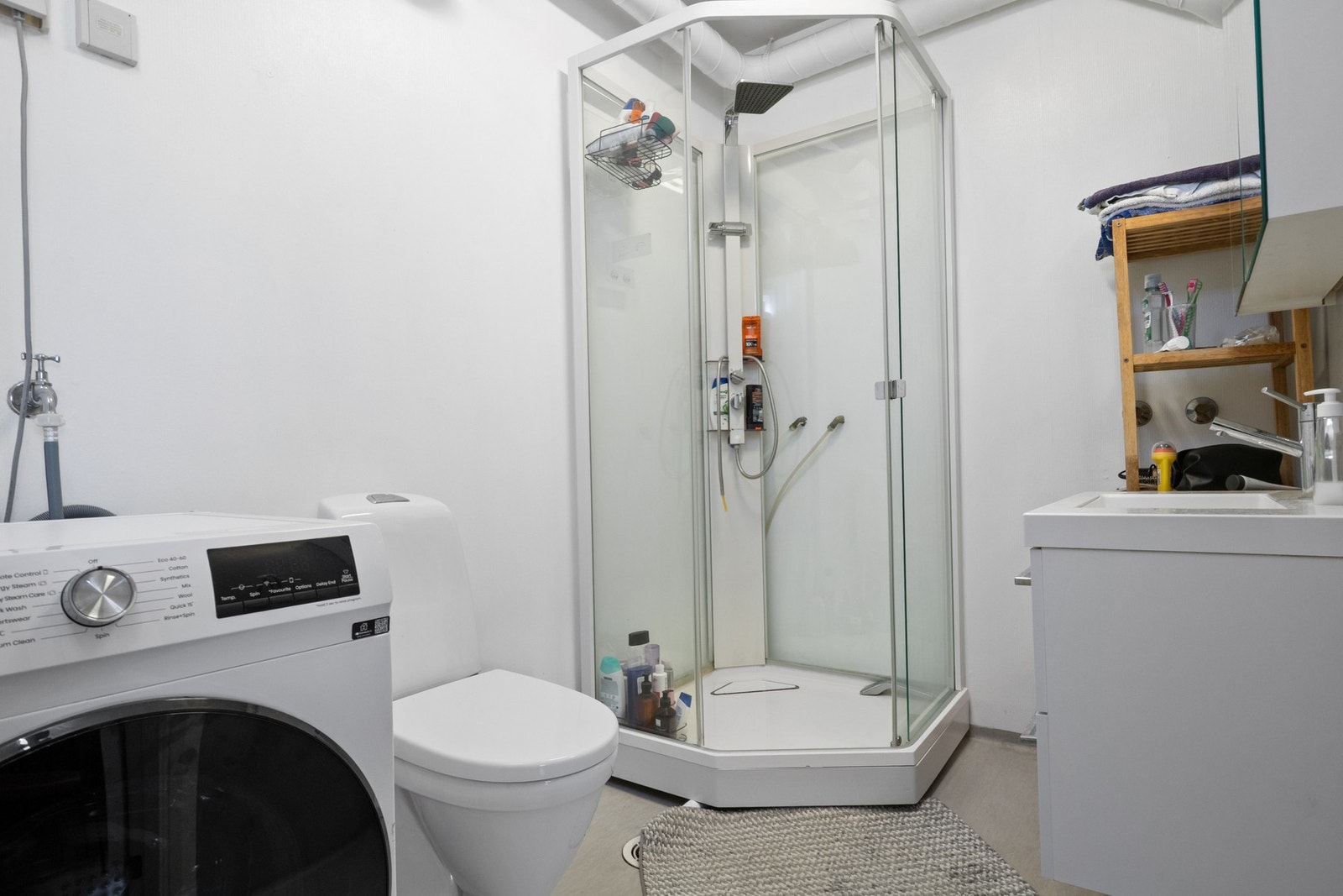 Badet er utstyrt med dusjkabinett, servant samt opplegg for vaskemaskin. Flislagt gulv med varmekabler. Galleribilde