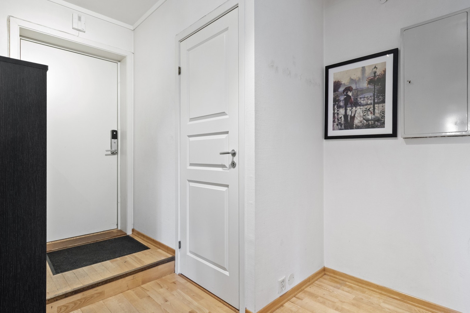 Romslig entré med god plass til oppbevaring av yttertøy og sko. Herfra er det adkomst til boligens øvrige rom. Galleribilde