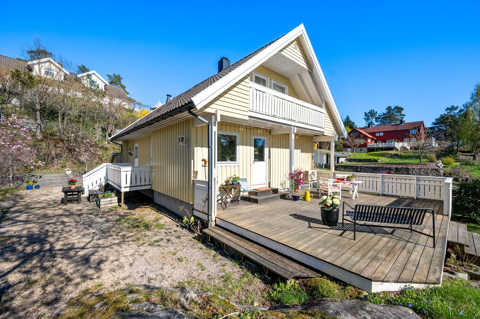 Fra stuen er det utgang til den store terrassen. Her sitter du i sola det meste av dagen og kvelden da denne vender mot vest Galleribilde