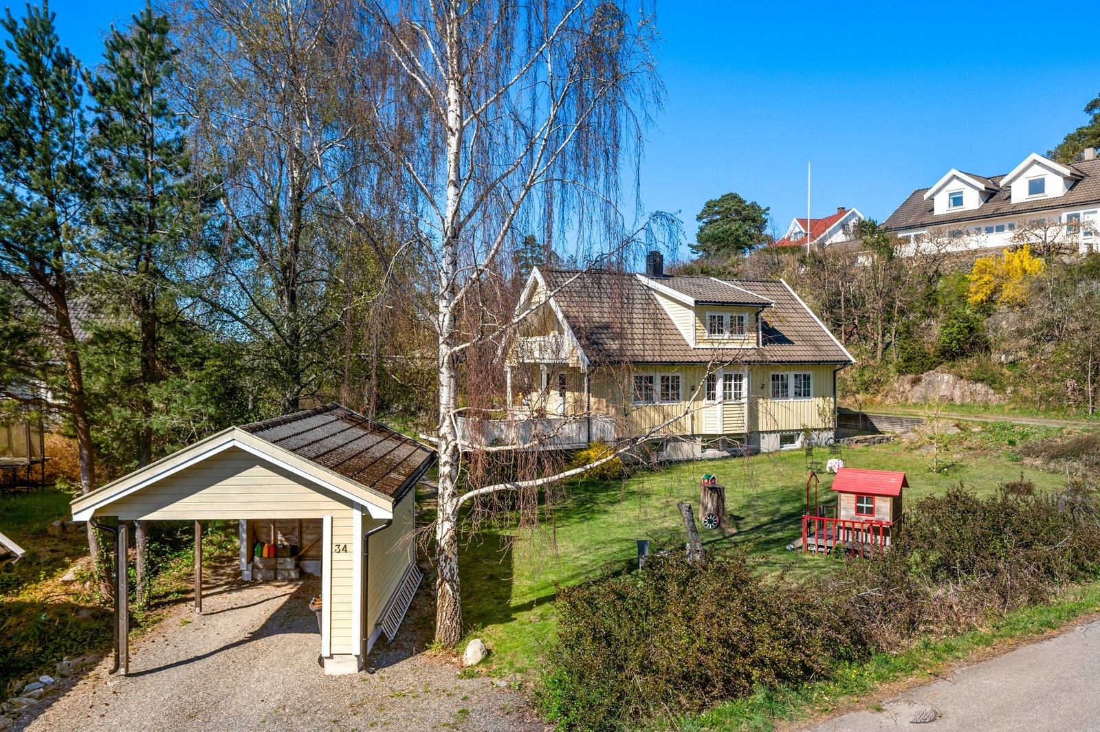 Carport oppført i 2015. Det er plass til biloppstilling her og rundt ved inngangspartiet Galleribilde