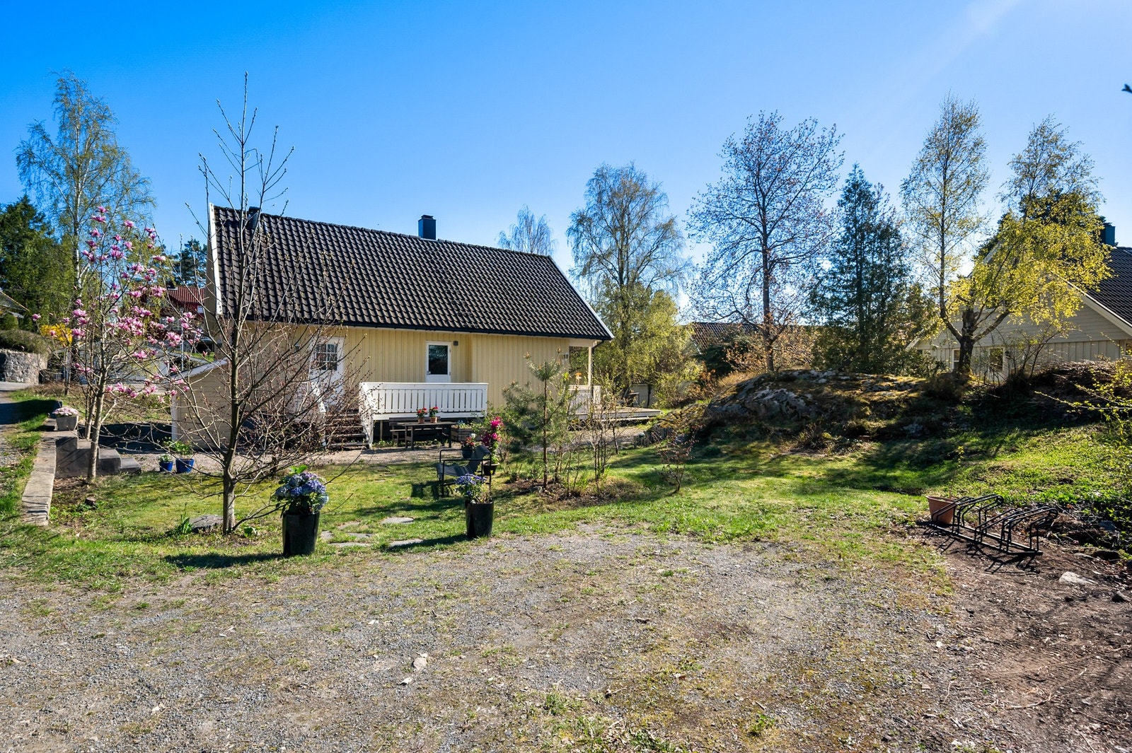 Det ligger kun ett annet hus innenfor denne eiendommen, ellers er veien kun brukt som skolevei og gangvei. Fra huset er det ca 1 km trygg skolevei i bl.a lysløype i skogen Galleribilde