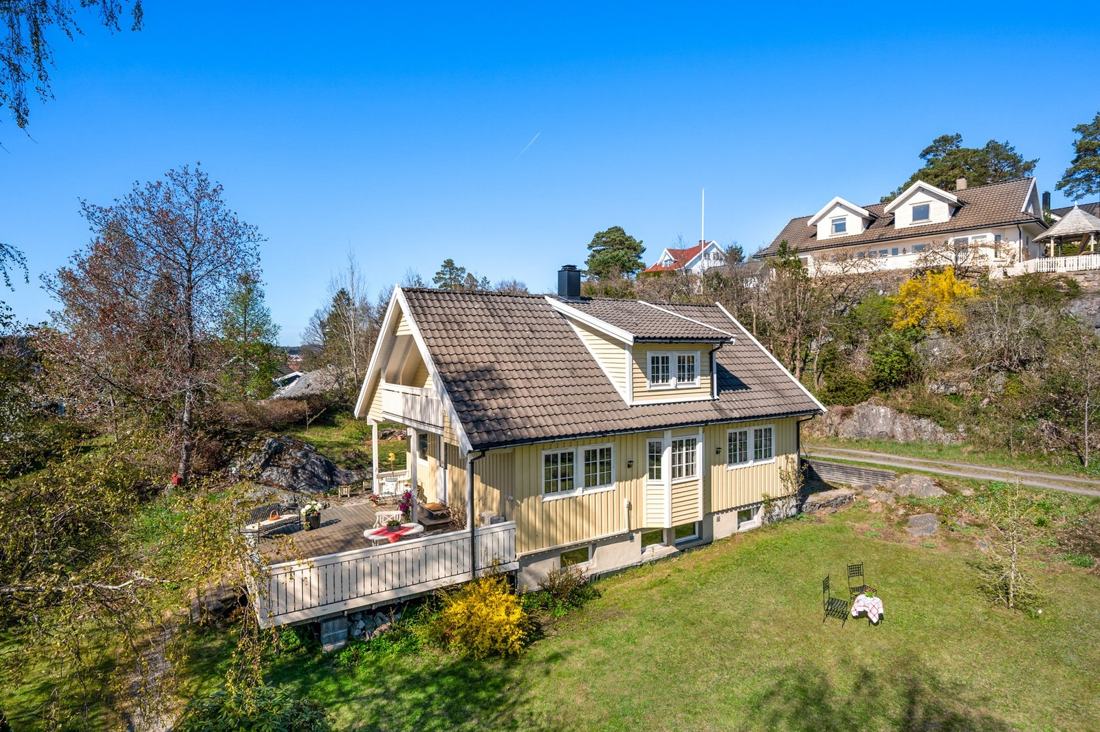 Huset ble bygd i 1986 og står på en solrik tomt på over 1,2 mål Galleribilde