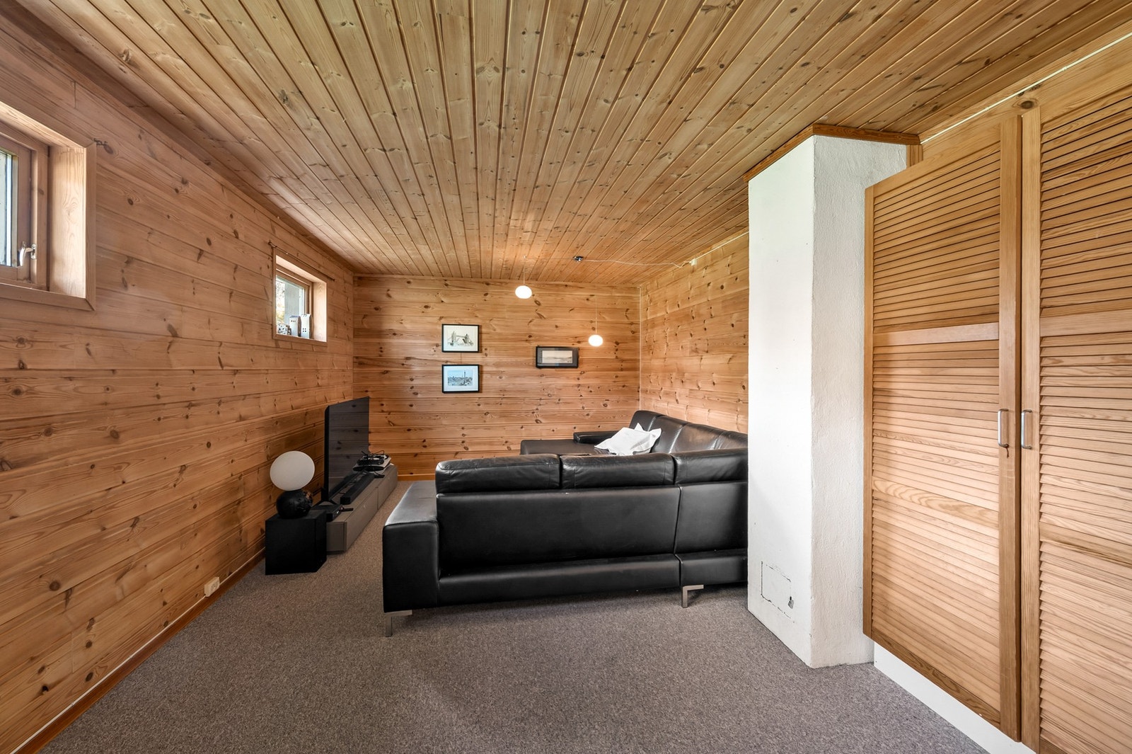 Stort rom brukt som kjellerstue. Tegnet inn som Hobby/redskap og ikke bruksendret til stue Galleribilde
