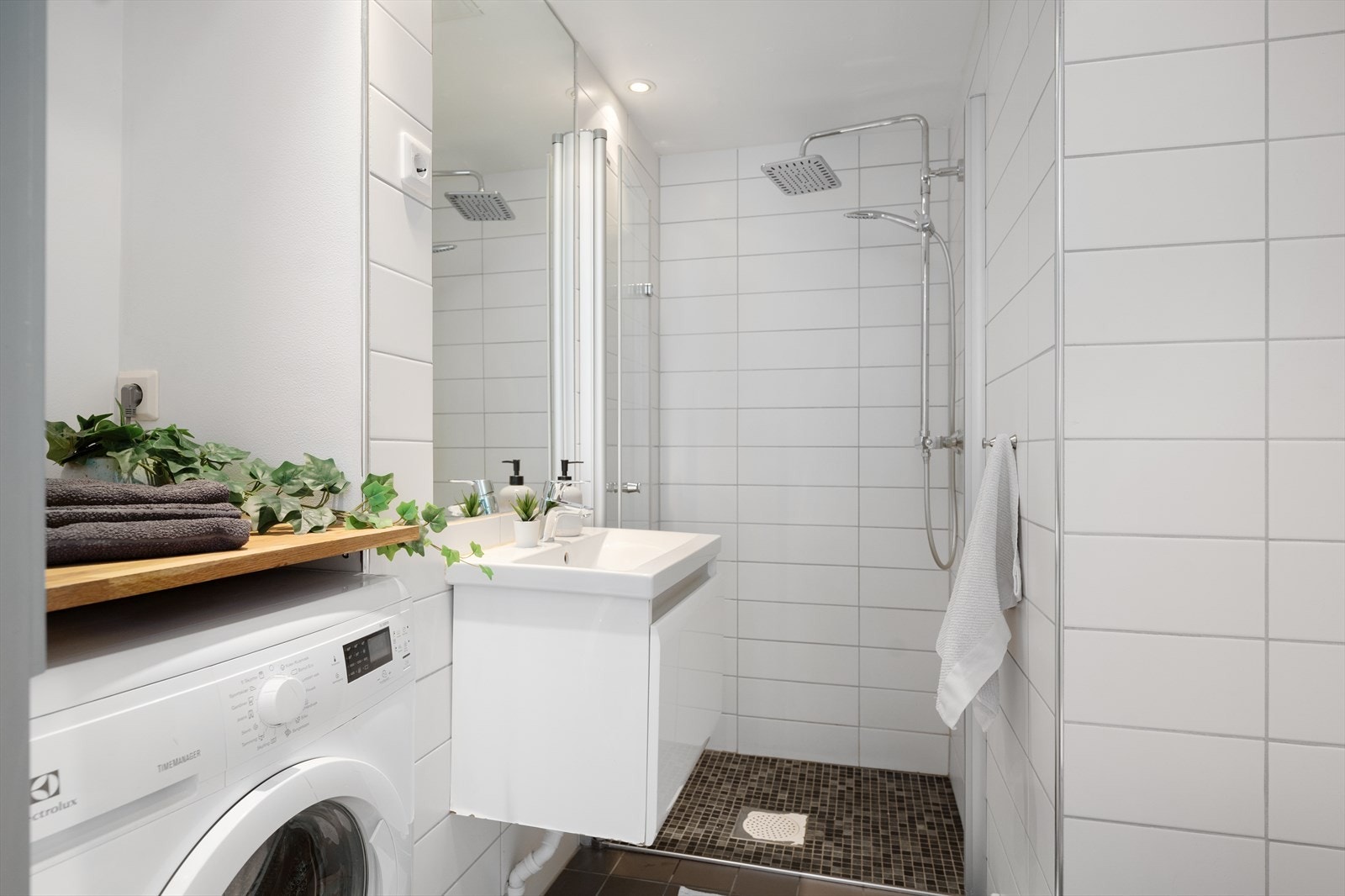 Badet er oppgradert i forbindelse med rehabilitering av bygget i 2010. Rommet er flislagt på gulv og vegger, og har varmekabler i gulvet. Galleribilde