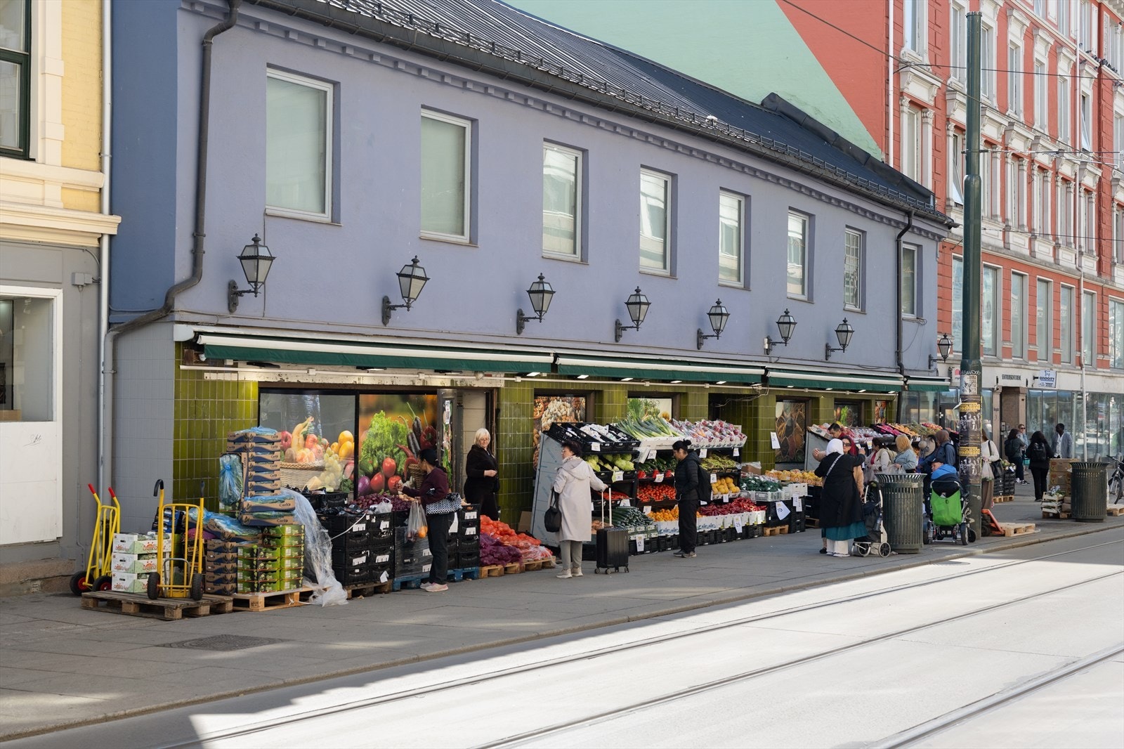 Her bor du med alt du trenger i umiddelbar nærhet - barer, restauranter, kulturtilbud, kjøpesentre og kollektivtransport kun få minutters gange fra døren. Galleribilde
