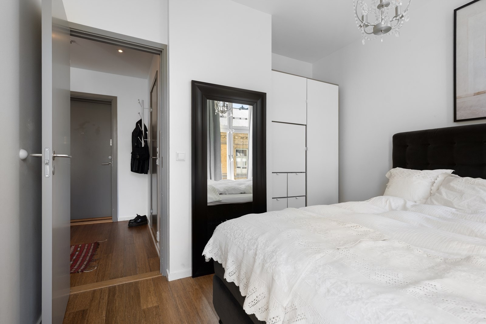 Det er god plass til dobbeltseng, og soverommet er innredet med garderobeskap som gir praktiske oppbevaringsmuligheter. Galleribilde