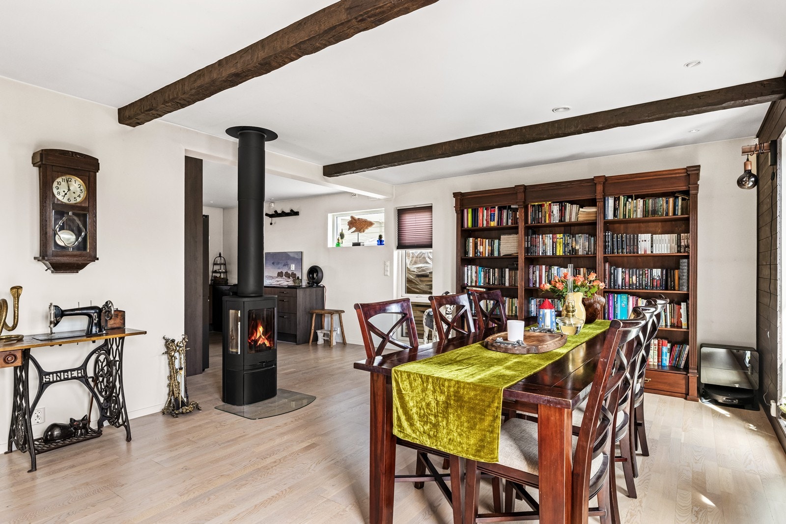 En moderne vedovn gir både hygge og effektiv varme på kalde dager. Galleribilde