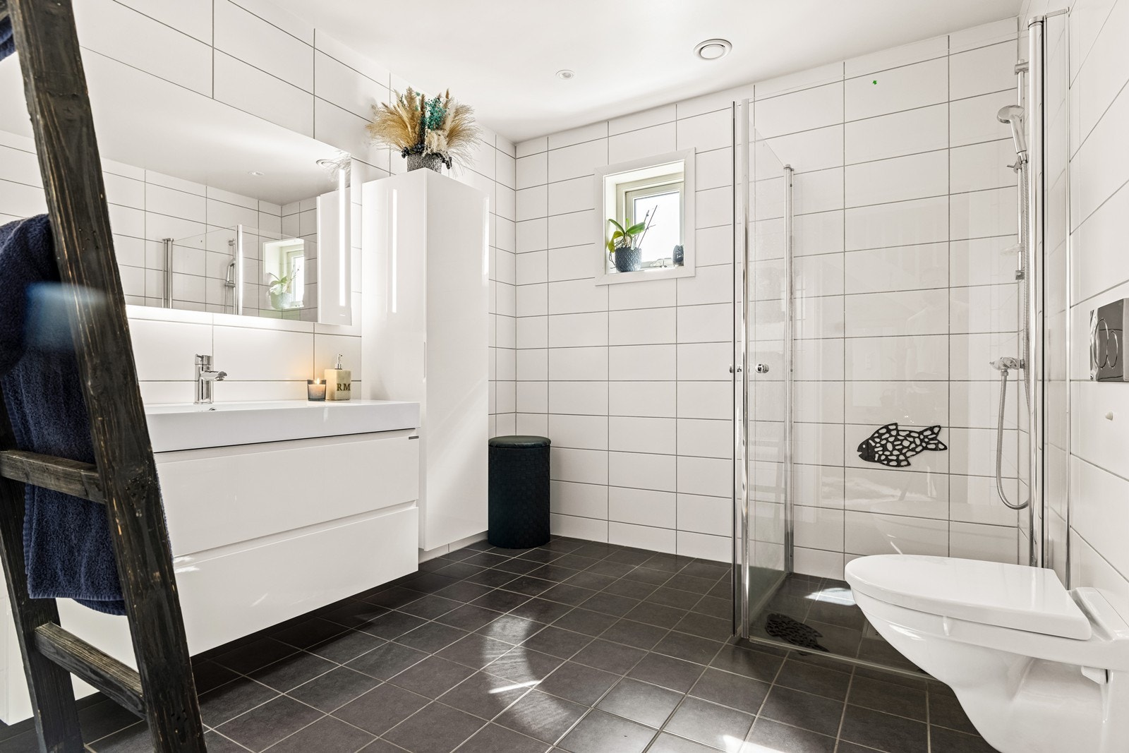 Badet i første etasje er fra byggeåret, med flislagte overflater og elektriske varmekabler i gulvet. Galleribilde