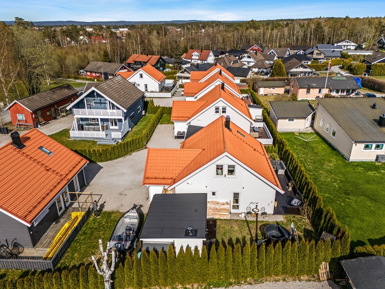 Området er preget av eneboliger og grønne fellesarealer, ideelt for barnefamilier. Galleribilde