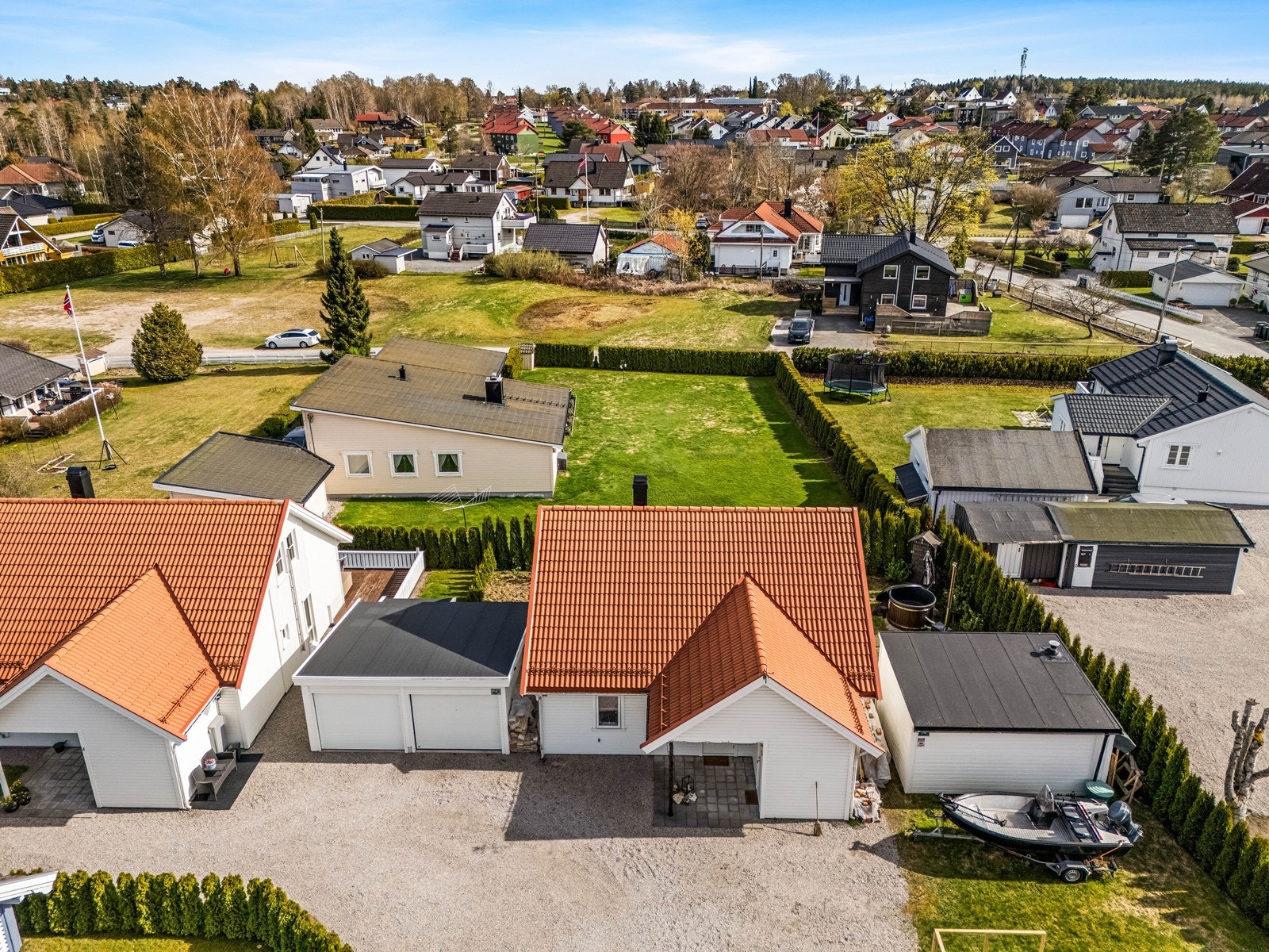 Kort vei til Borgen barneskole (ca. 500 meter) og flere barnehager i nærområdet. Galleribilde