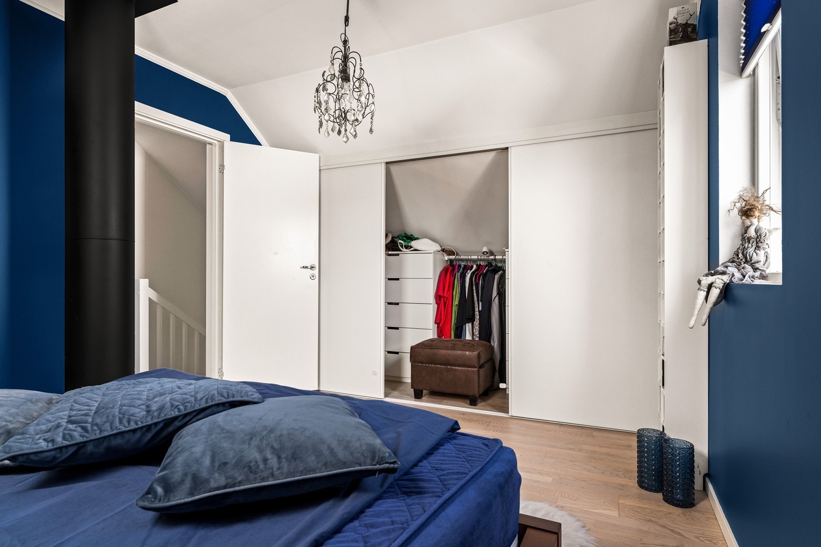 Hovedsoverommet har en romslig skyvedørsgarderobe for en effektiv utnyttelse av plassen under skråtaket. Galleribilde
