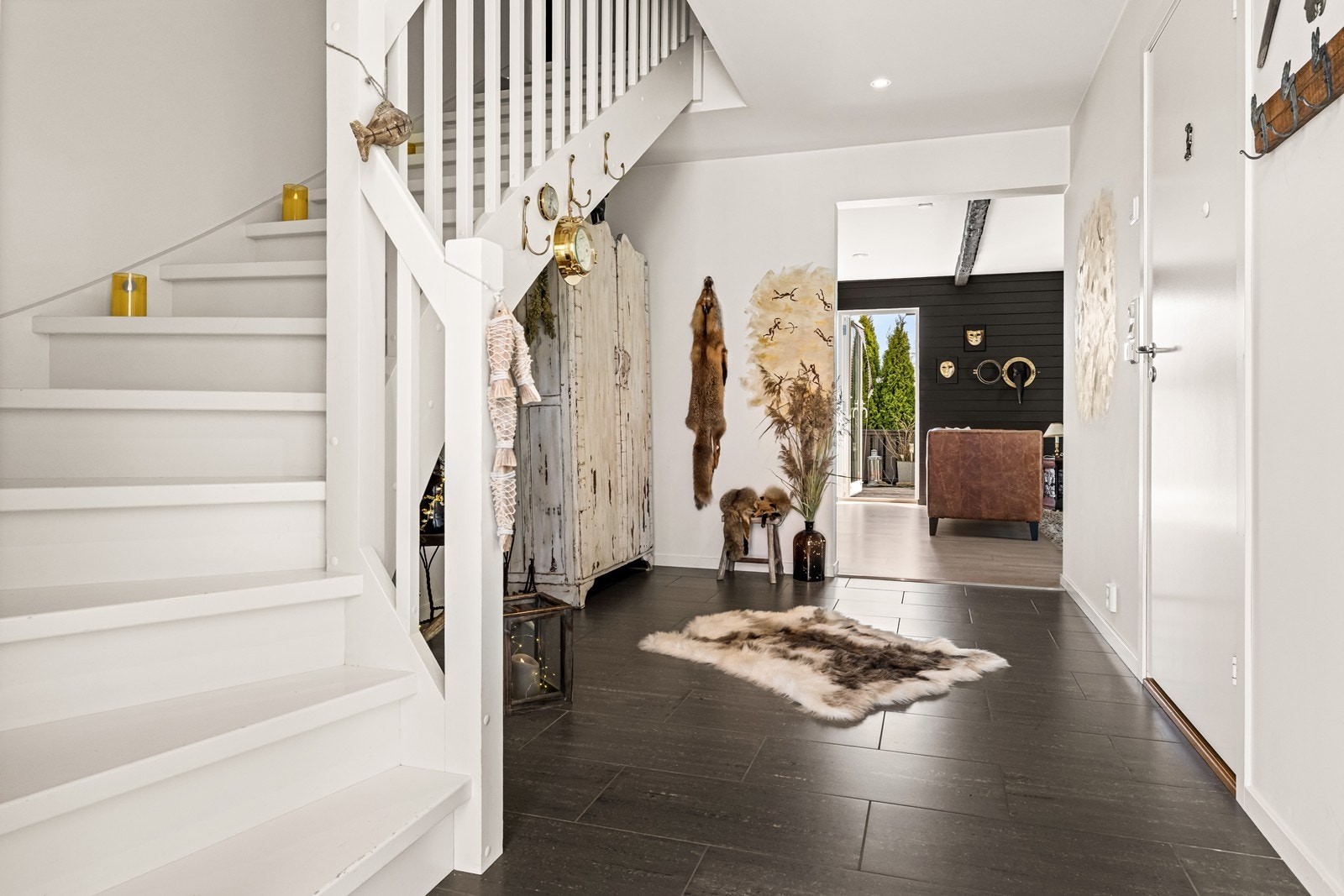 I hallen er det dessuten plass til entré-møbler og garderobeløsning. Galleribilde