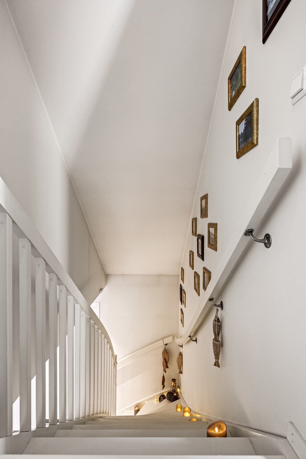 Den malte tretrappen forbinder de to etasjene. Galleribilde
