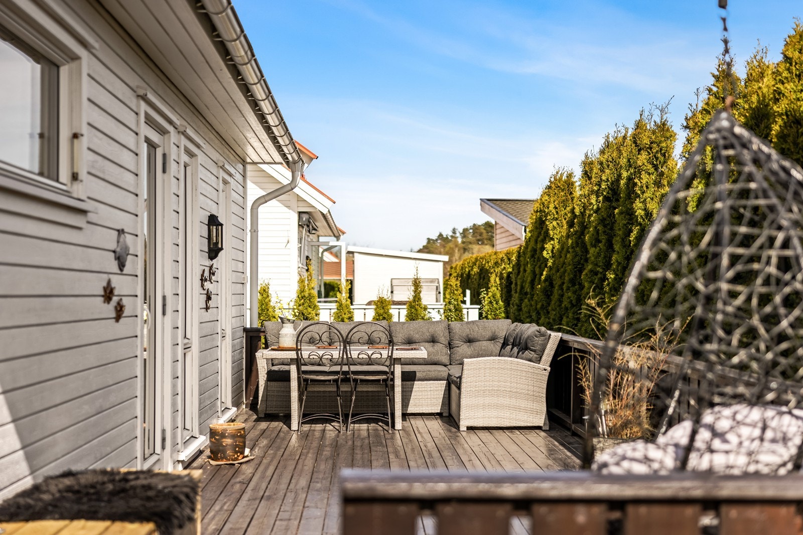 Stor terrasse på 25 m² med direkte utgang fra stuen. Galleribilde