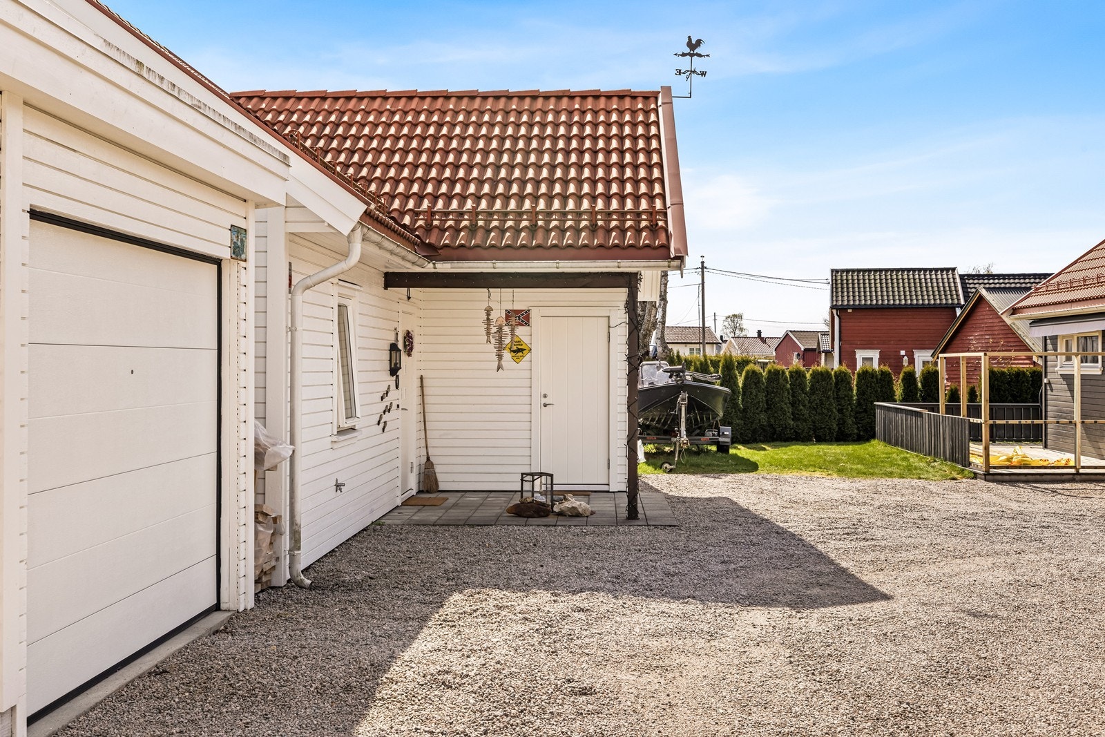 Det er kort vei til flere barnehager, dagligvarebutikker og kollektivtransport. Galleribilde