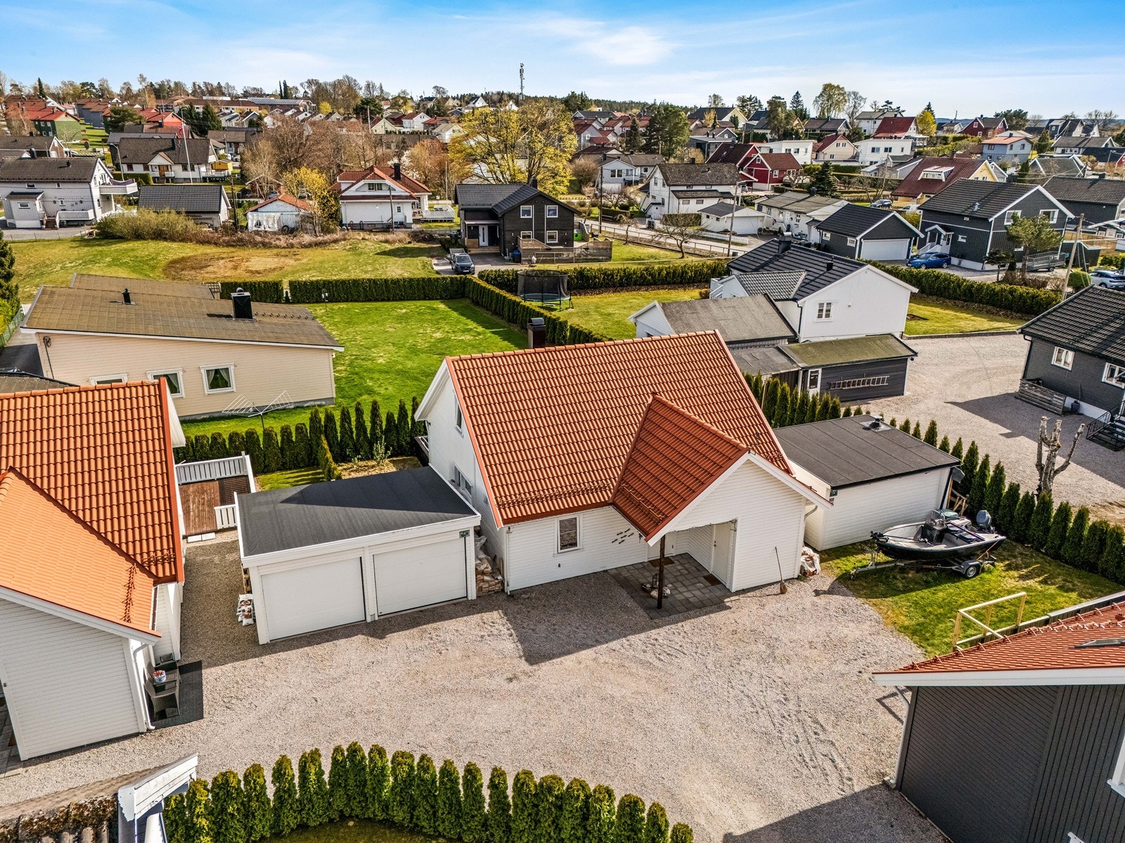 Eiendommen ligger i et etablert og barnevennlig nabolag på Borgenhaugen. Innkjørsel deles av tilliggende naboer. Galleribilde