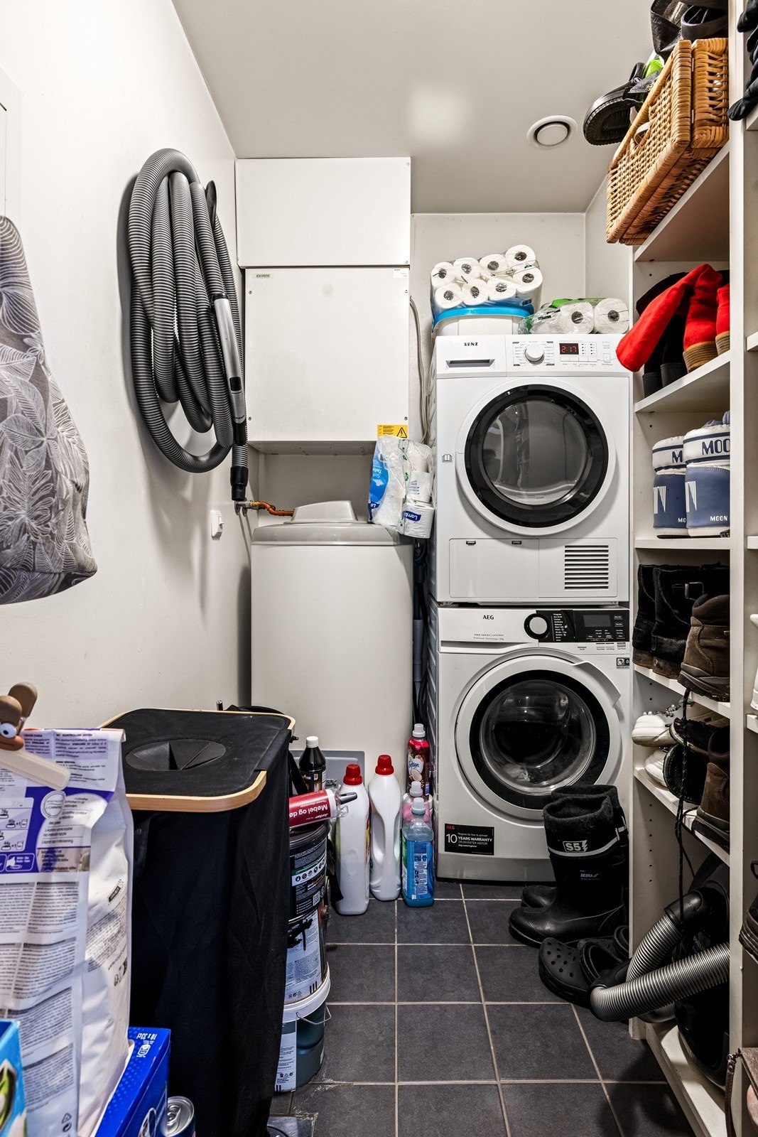 Eget teknisk rom/vaskerom med flislagt gulv, opplegg for vaskemaskin og sentralstøvsuger. Galleribilde