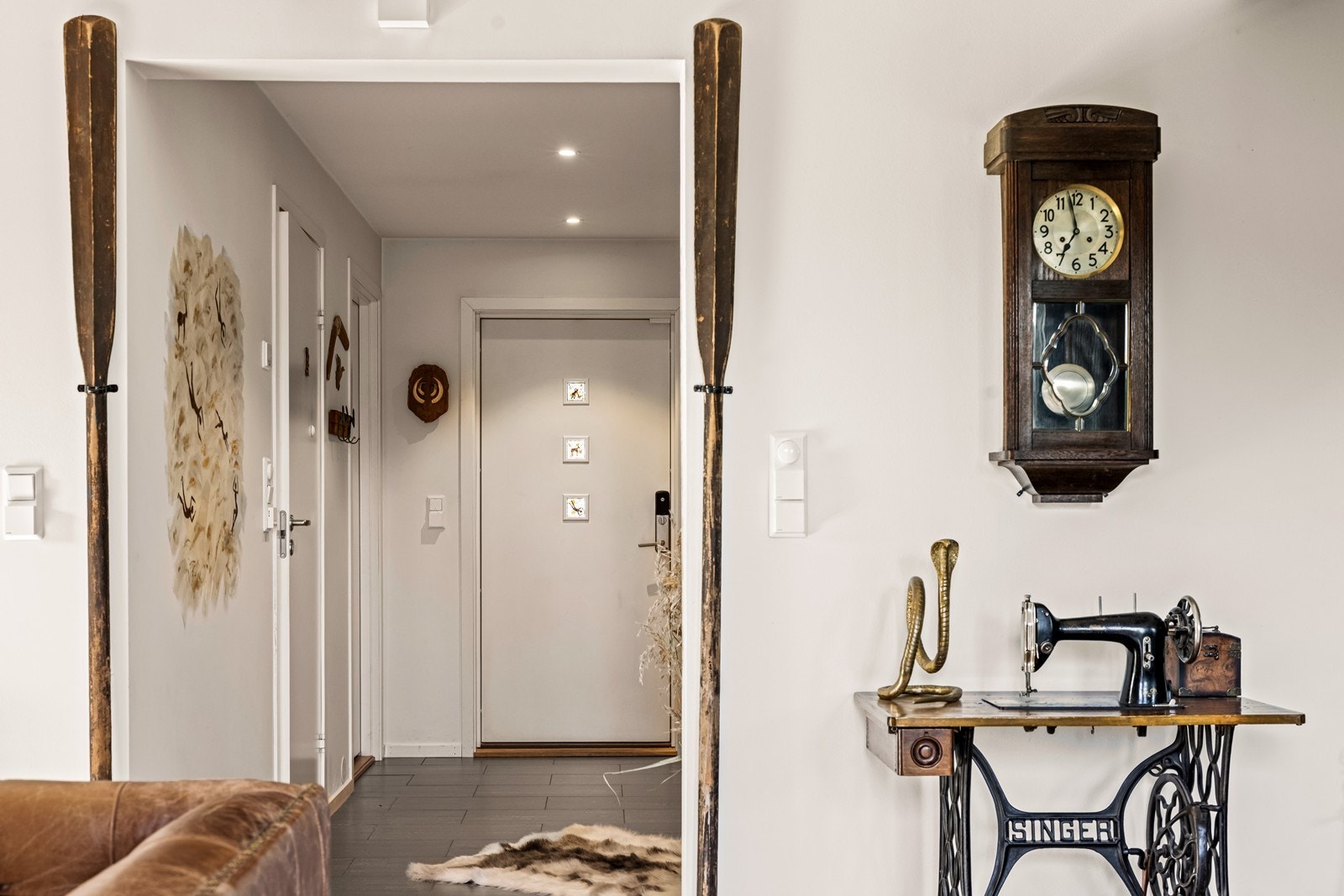 Velkommen inn. Fra hallen ledes du videre inn i boligens sosiale sone. Ytterdøren er utstyrt med kodelås. Galleribilde