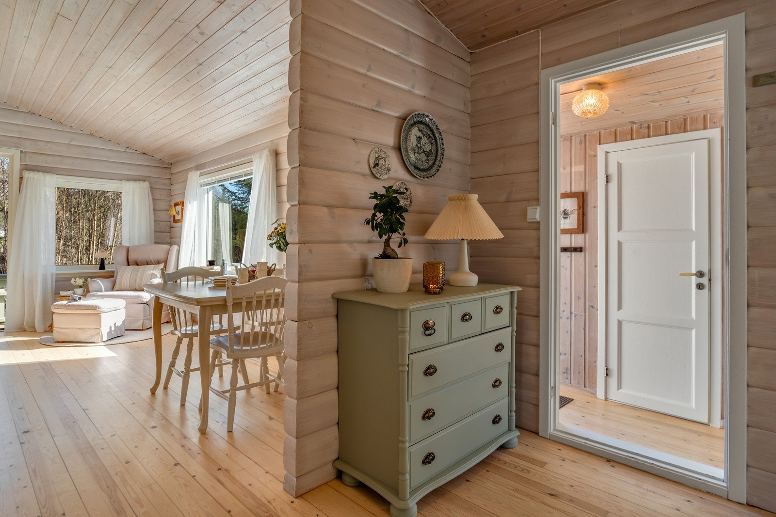 I stuen er det etablert en halvvegg som fungerer som romdeler og skaper en naturlig gang videre til entré og øvrige rom. Galleribilde