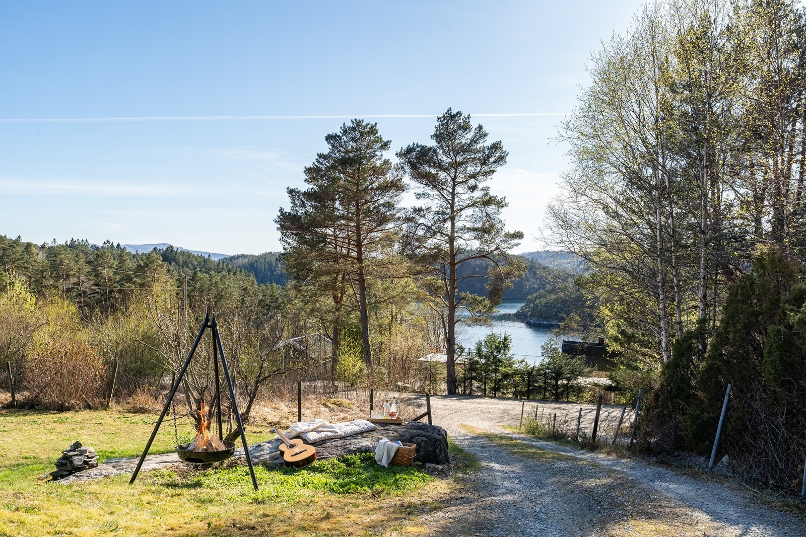 Tomten byr på rikelig med boltreplass og mulighet til å inndele i hyggelige sosiale soner. Galleribilde