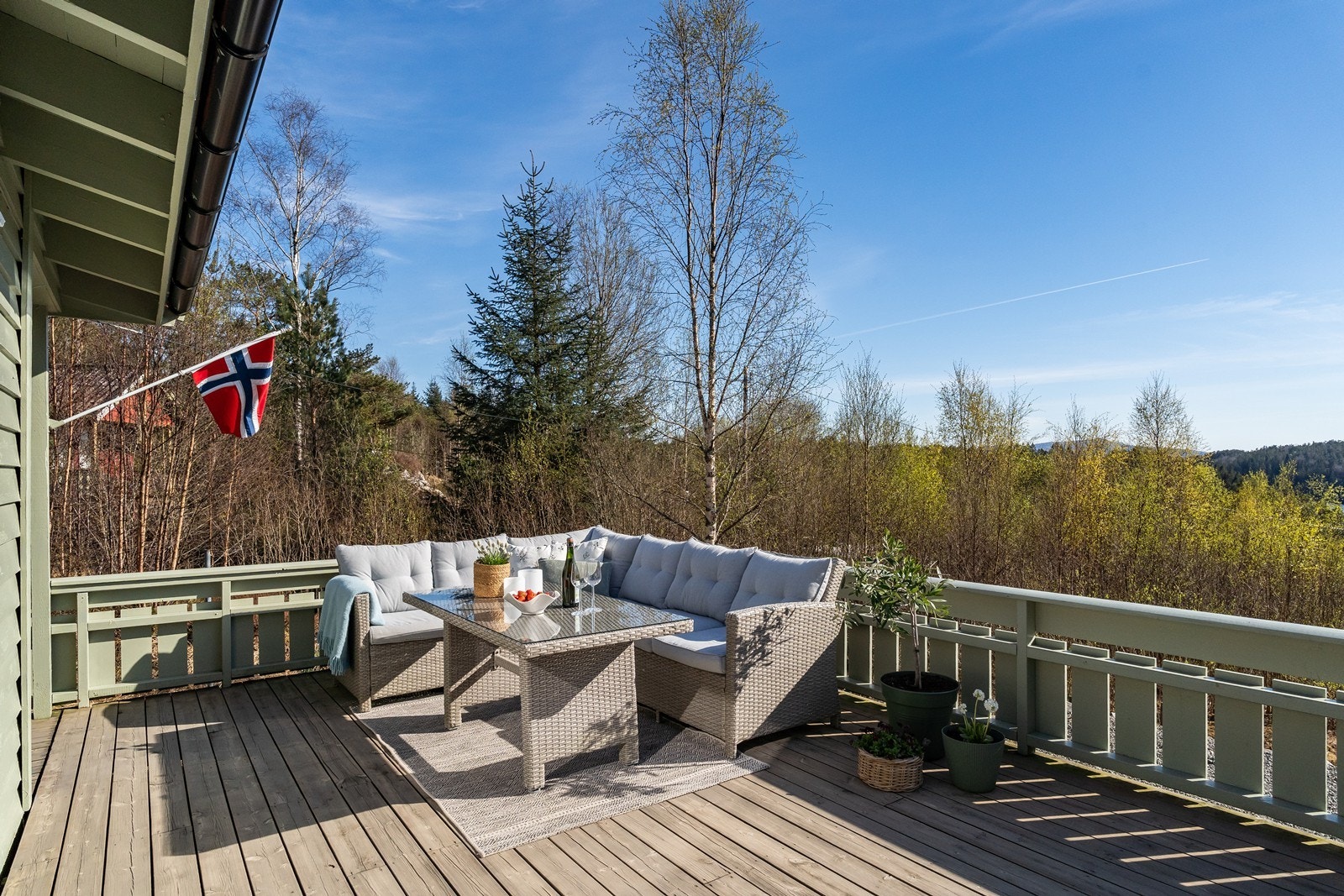 Innbydende uteplass med god plass til møblering. Galleribilde